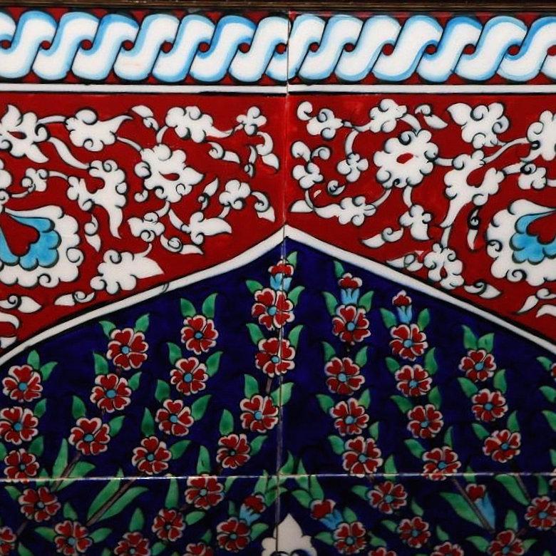 Paire de panneaux de carreaux de céramique de style Iznik, de très belle qualité, datant du milieu du siècle dernier, avec des motifs de fleurs et de vases dans des cadres en bois d'origine.