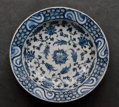 Iznik, Tazza in Siliceous Ceramic Decorated White and Blue, circa 1580-1590
