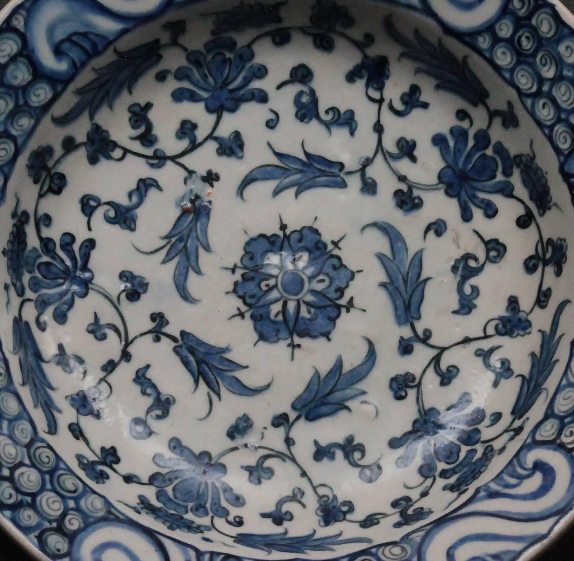 Islamic Iznik, Tazza in Siliceous Ceramic Decorated White and Blue, circa 1580-1590