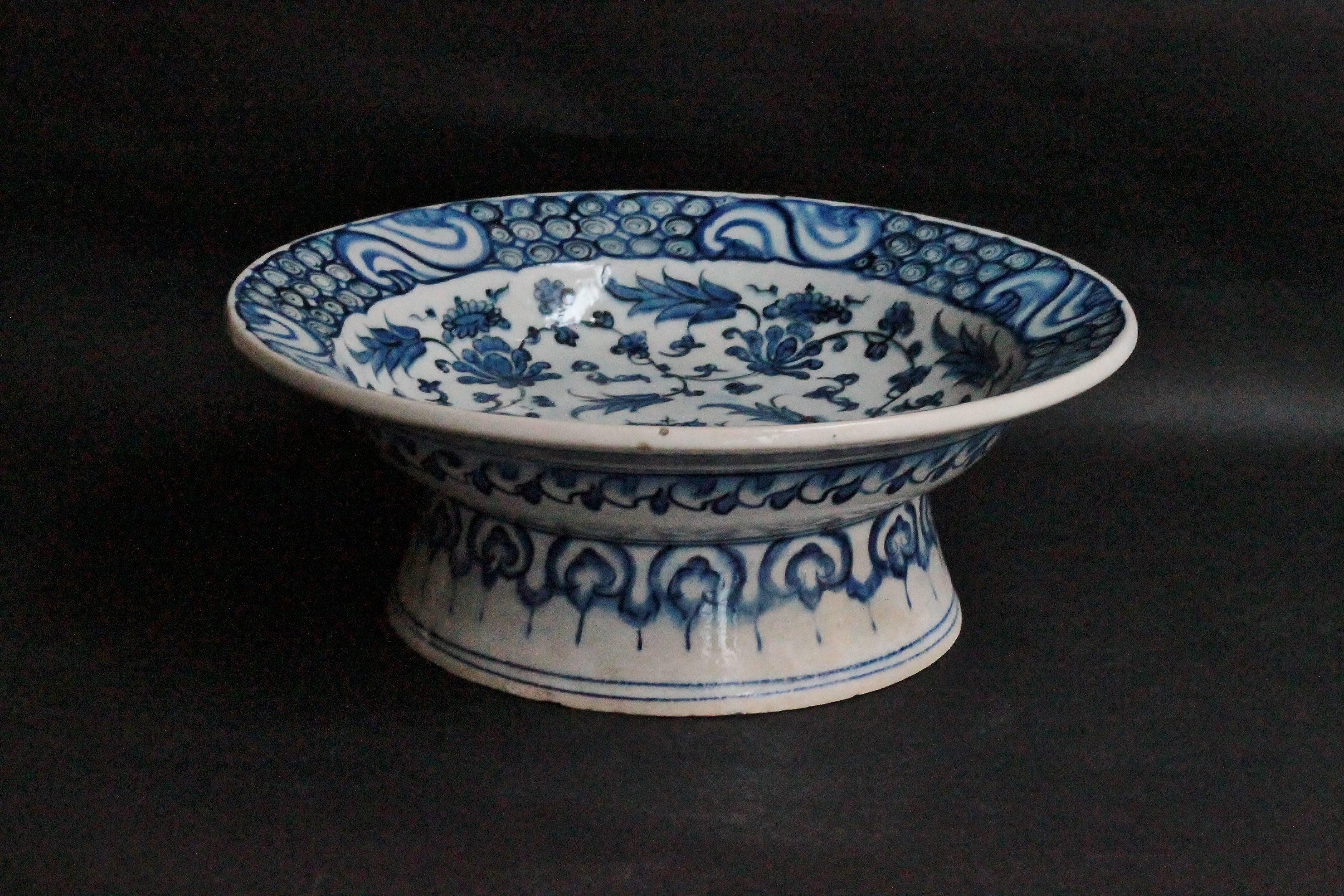 Turkish Iznik, Tazza in Siliceous Ceramic Decorated White and Blue, circa 1580-1590