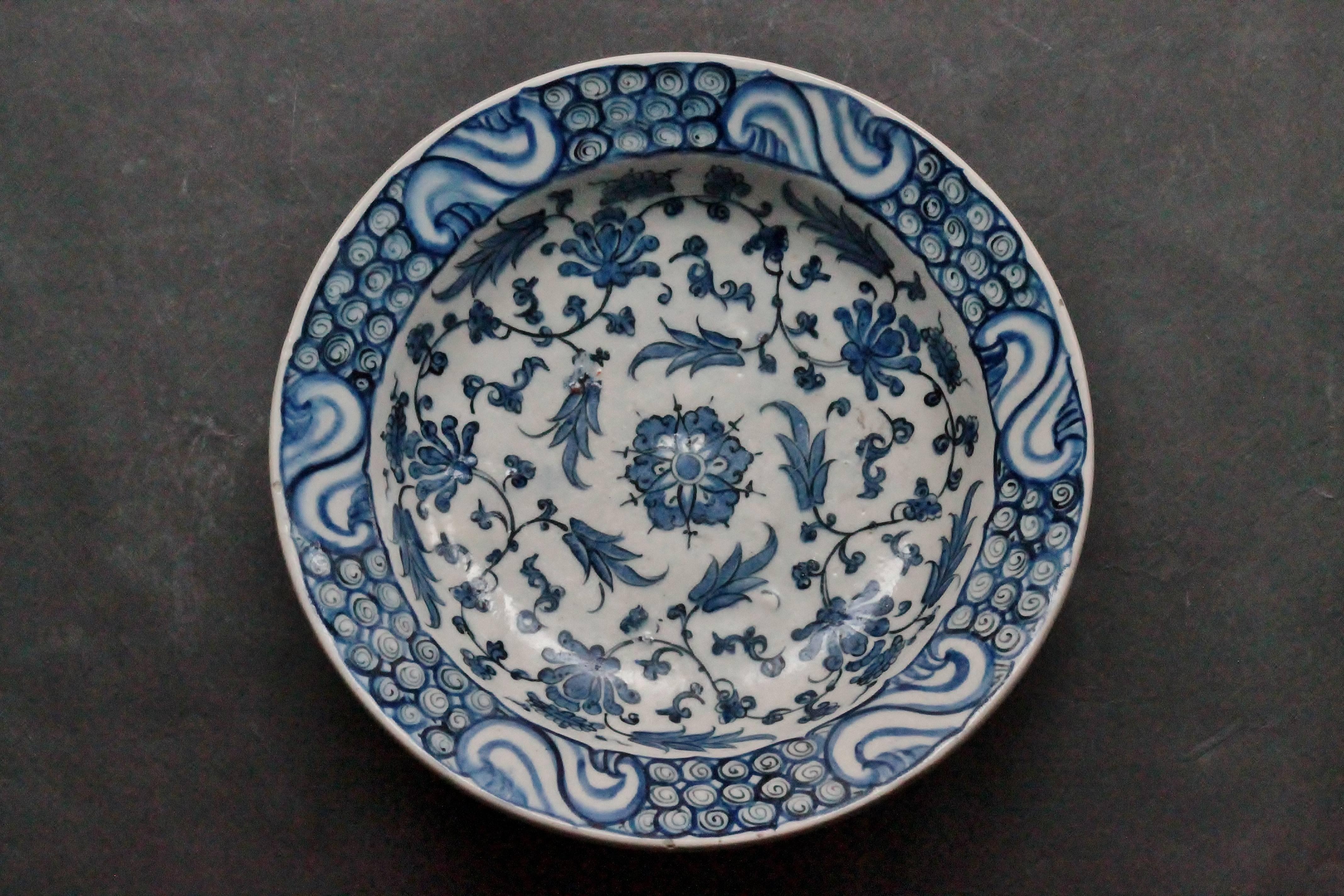 18th Century and Earlier Iznik, Tazza in Siliceous Ceramic Decorated White and Blue, circa 1580-1590