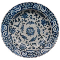 Antique Iznik, Tazza in Siliceous Ceramic Decorated White and Blue, circa 1580-1590