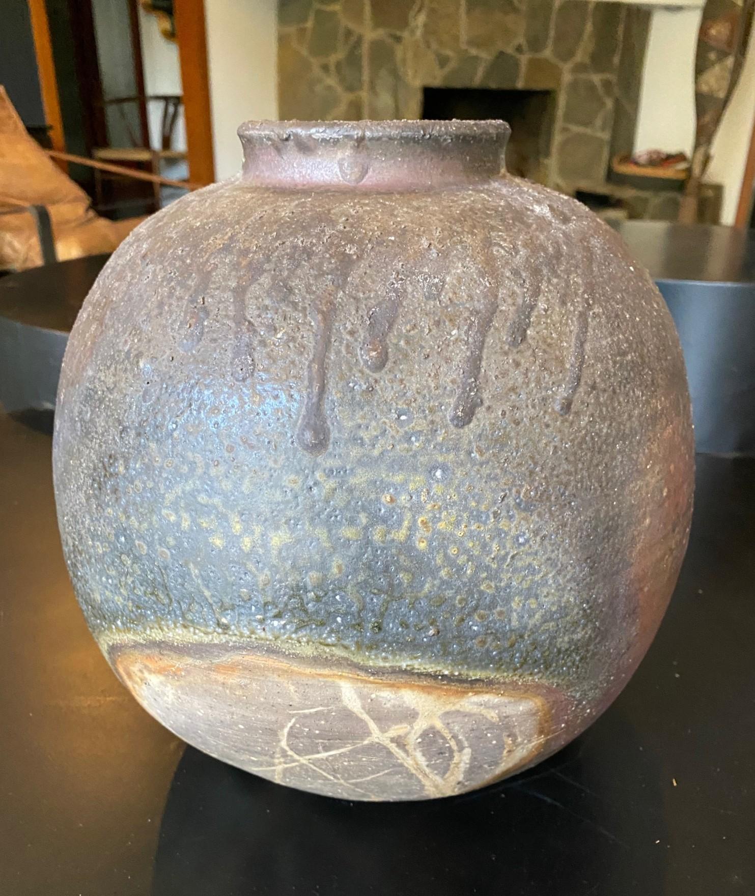Una impresionante y suntuosa obra de gran tamaño, vidriada de forma natural, del maestro de la cerámica japonesa Izuru Yamamoto (Nacido en 1944-  Es hijo del difunto Toshu Yamamoto (Tesoro Nacional Viviente de Japón), famoso por su cerámica de gres