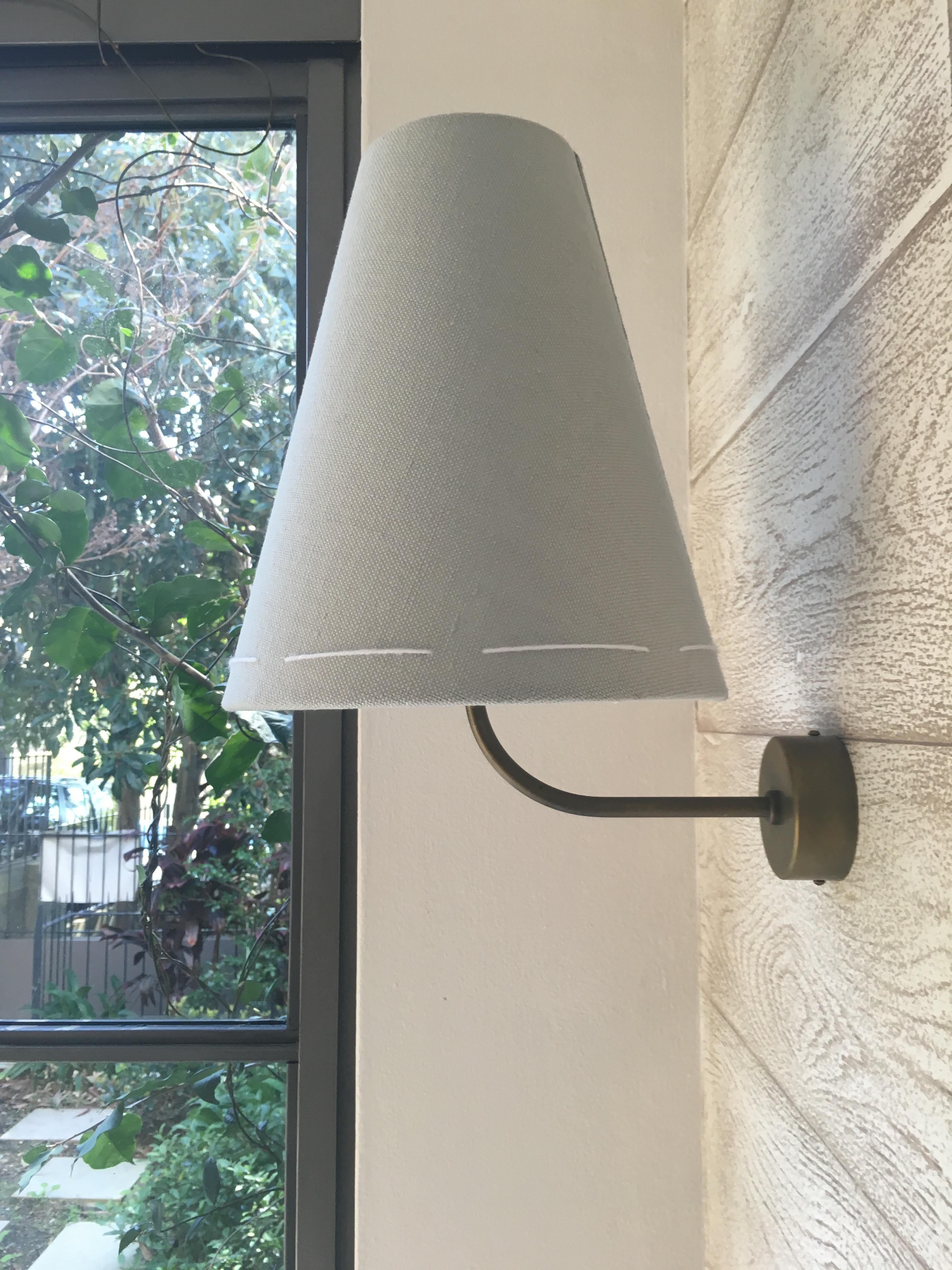 J160 Wall Light ist eine originelle, minimalistische, klassische, schlichte und anmutige Wandleuchte aus handgenähtem belgischem oder italienischem Leinen und gealtertem Messing.  Es ist ein raffiniertes, zeitloses Beispiel für das handwerkliche