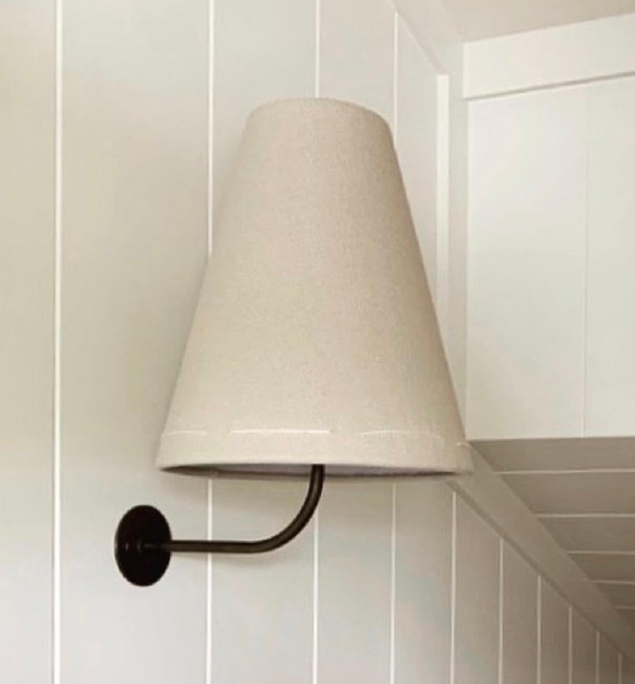 Minimalistischer, rustikaler, handgenähter Wandleuchter aus belgischem Leinen von Wende Reid, J160, Messing (Rustikal) im Angebot
