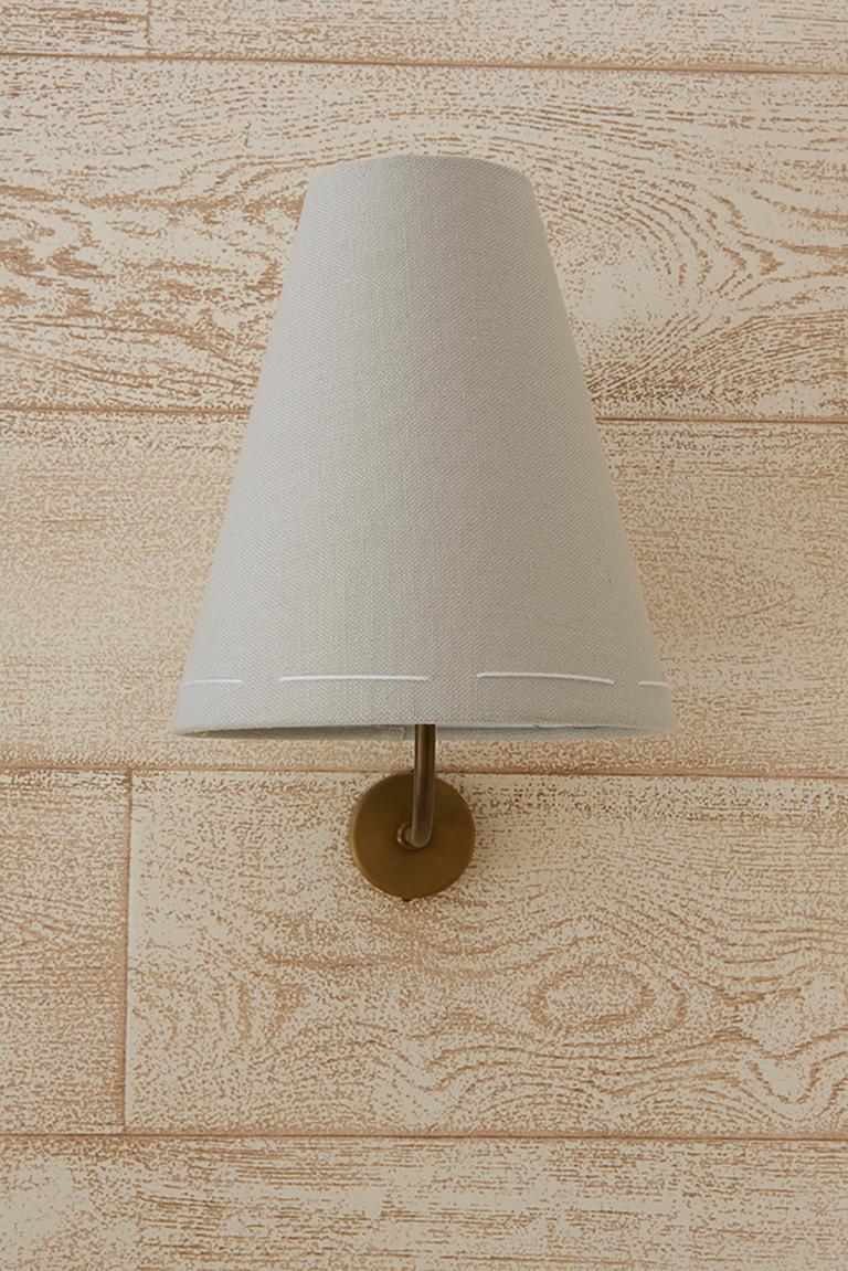 Minimalistischer, rustikaler, handgenähter Wandleuchter aus belgischem Leinen von Wende Reid, J160, Messing (Handgeknüpft) im Angebot