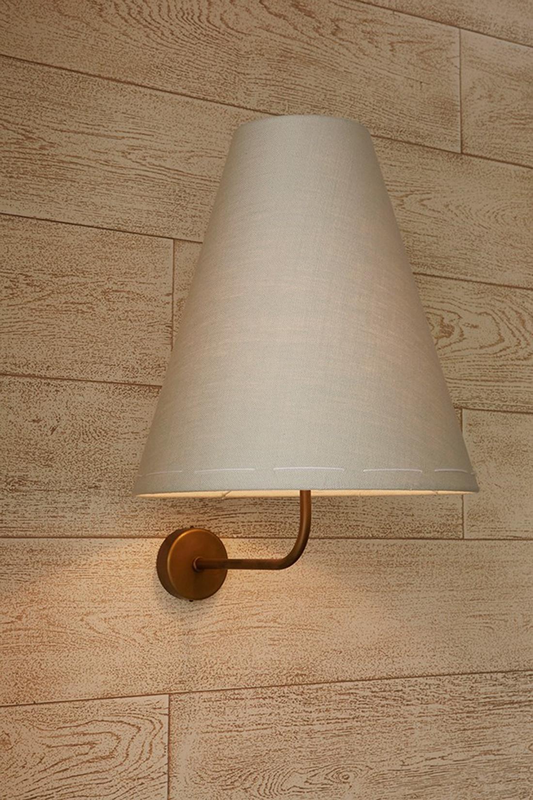 Rustico J260 Grande applique classica in lino belga cucito a mano in ottone invecchiato di Wende Reid in vendita