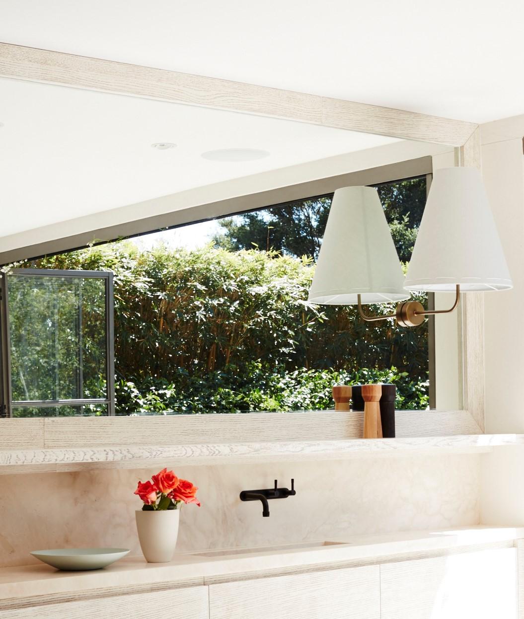 Australiano J 260 Coppia di lampade da parete Minimal, Classic, Large Scale Sconces by Wende Reid in vendita