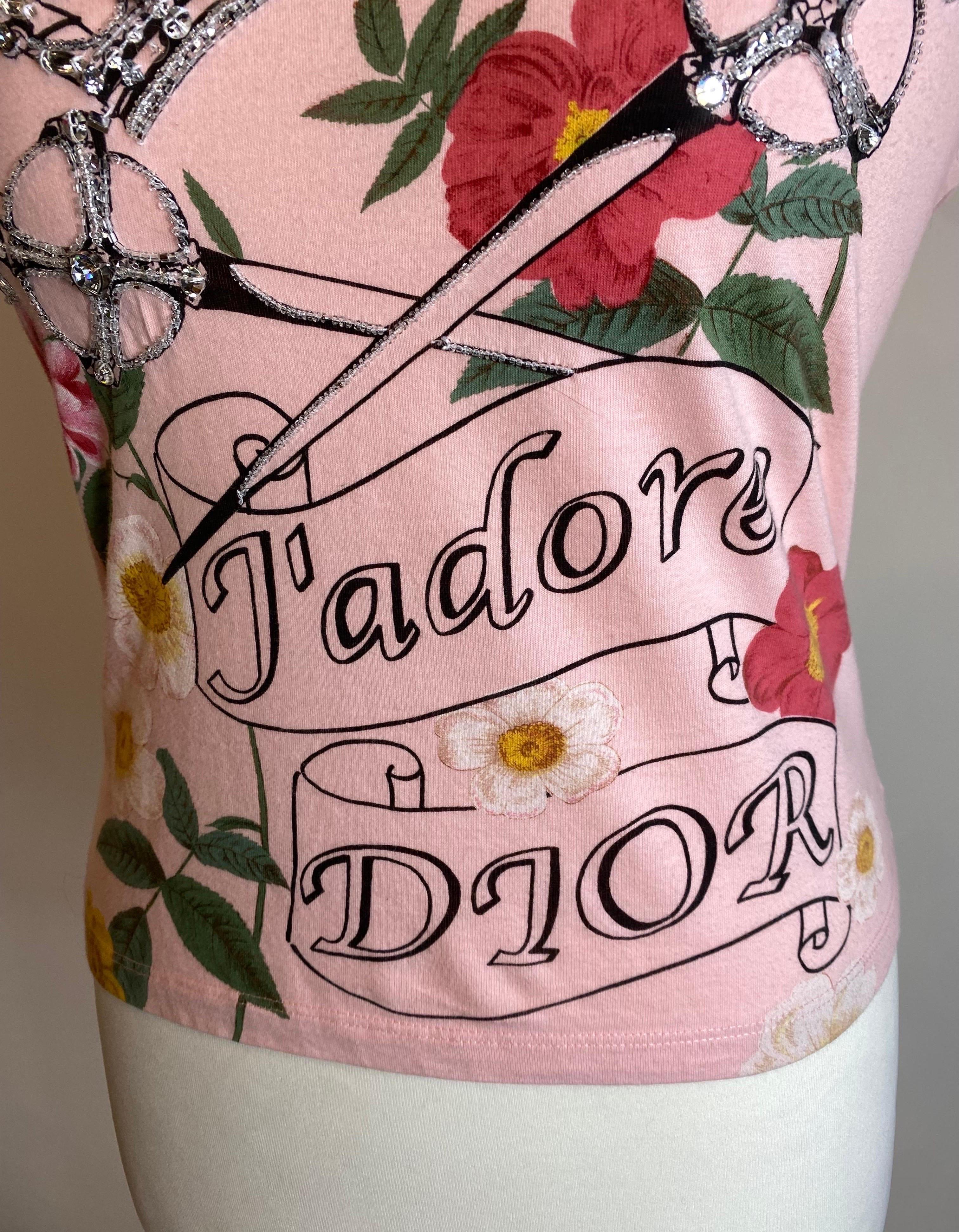 J adore Dior t-shirt.
Fall winter 2003 by John Galliano.
In cotton with bead and rhinestone embroidery.
Size 40 French.
Shoulders 40 cm
Bust 42 cm
Length 56 cm
Good general condition with more signs of use. Has some light blackening along the
