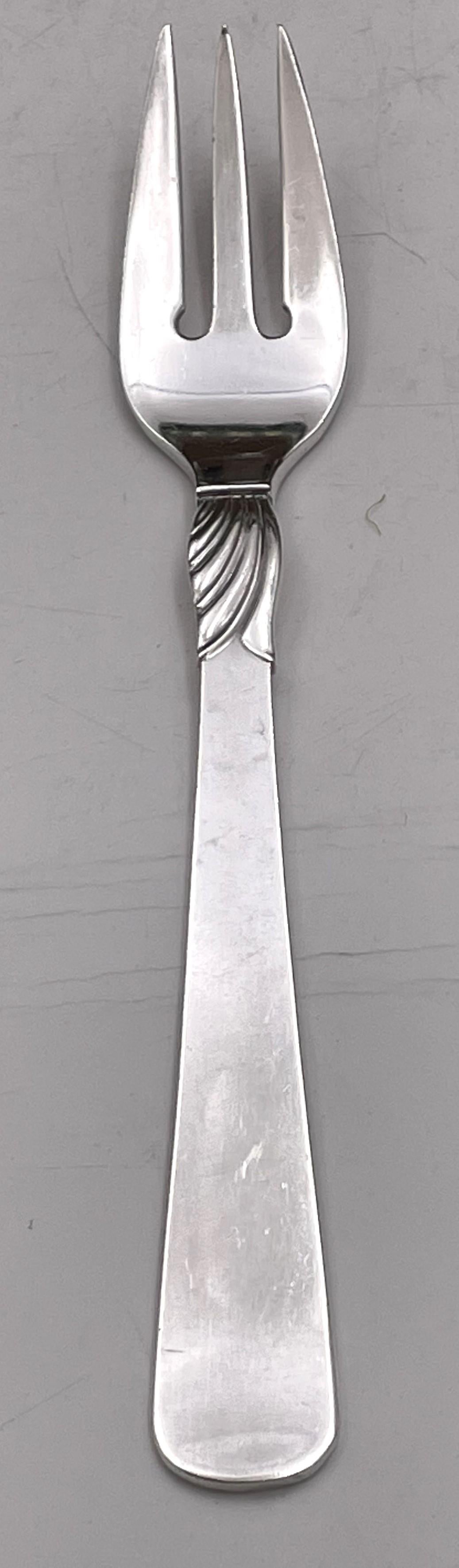 Ensemble danois de 156 pièces de couverts en argent sterling moderne du milieu du siècle dernier en vente 6
