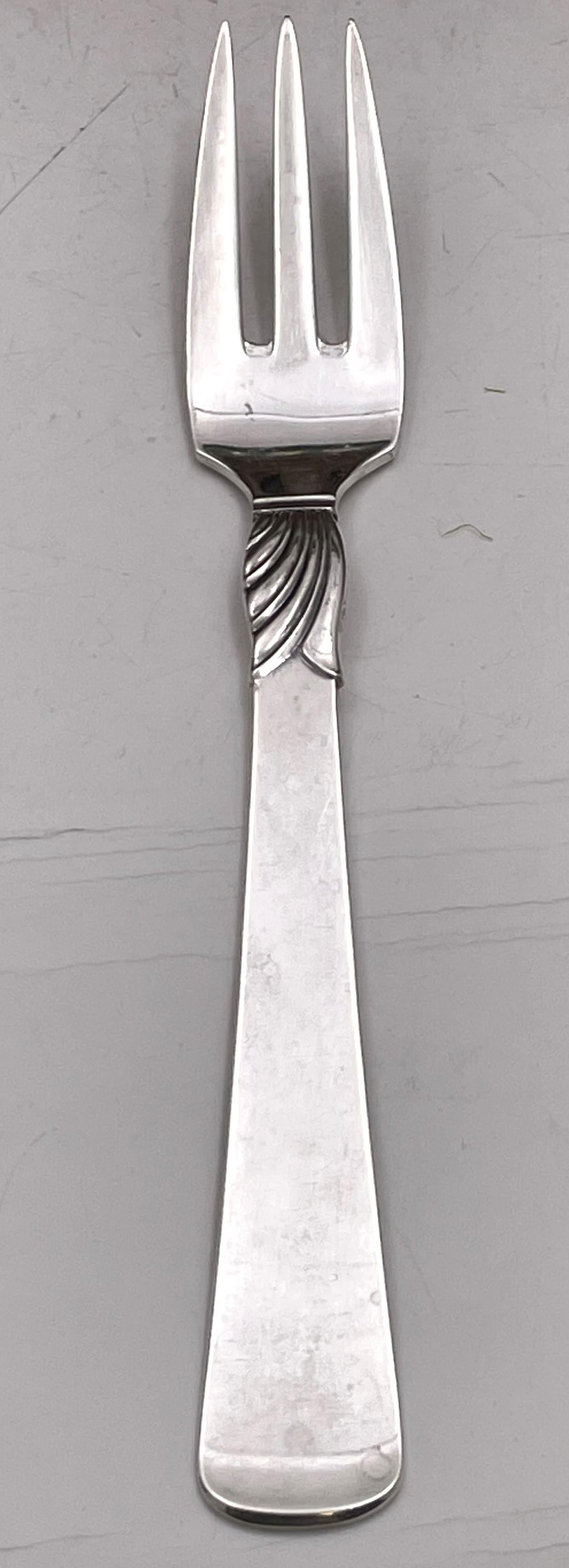 Ensemble danois de 156 pièces de couverts en argent sterling moderne du milieu du siècle dernier en vente 7
