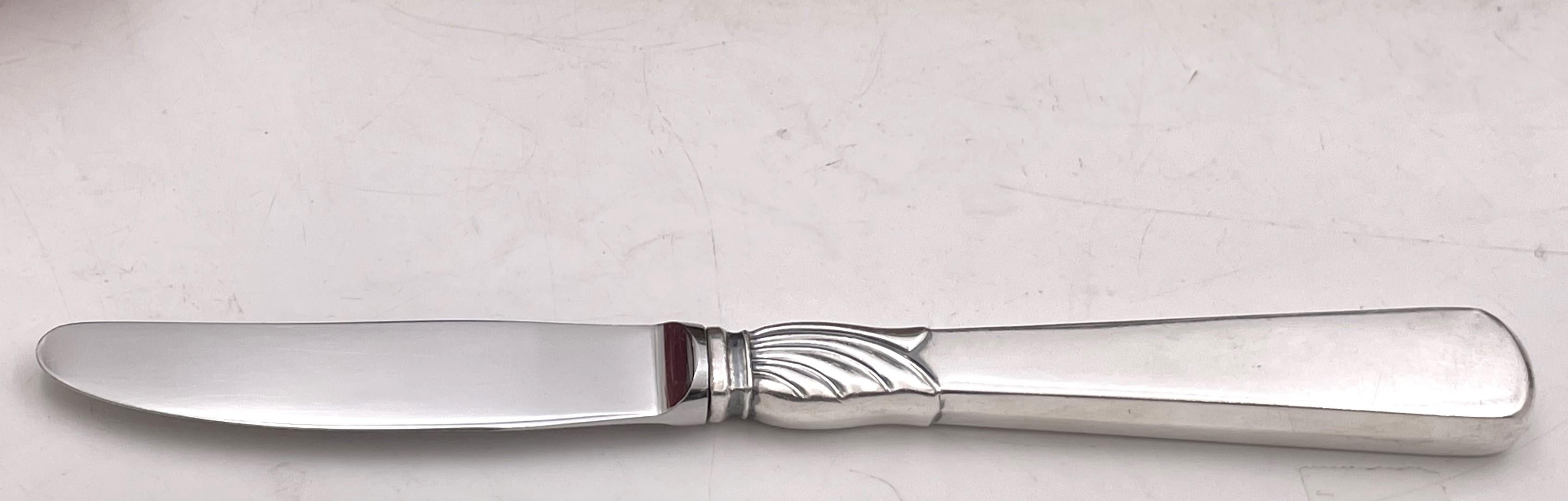 Jens Andersen, service de couverts danois en argent sterling dans le motif Kontesse et dans le style Mid-Century Modern, joliment orné d'une composition de.. :

12 couteaux de table mesurant 8'' de long
12 couteaux à poisson mesurant 6 7/8'' de