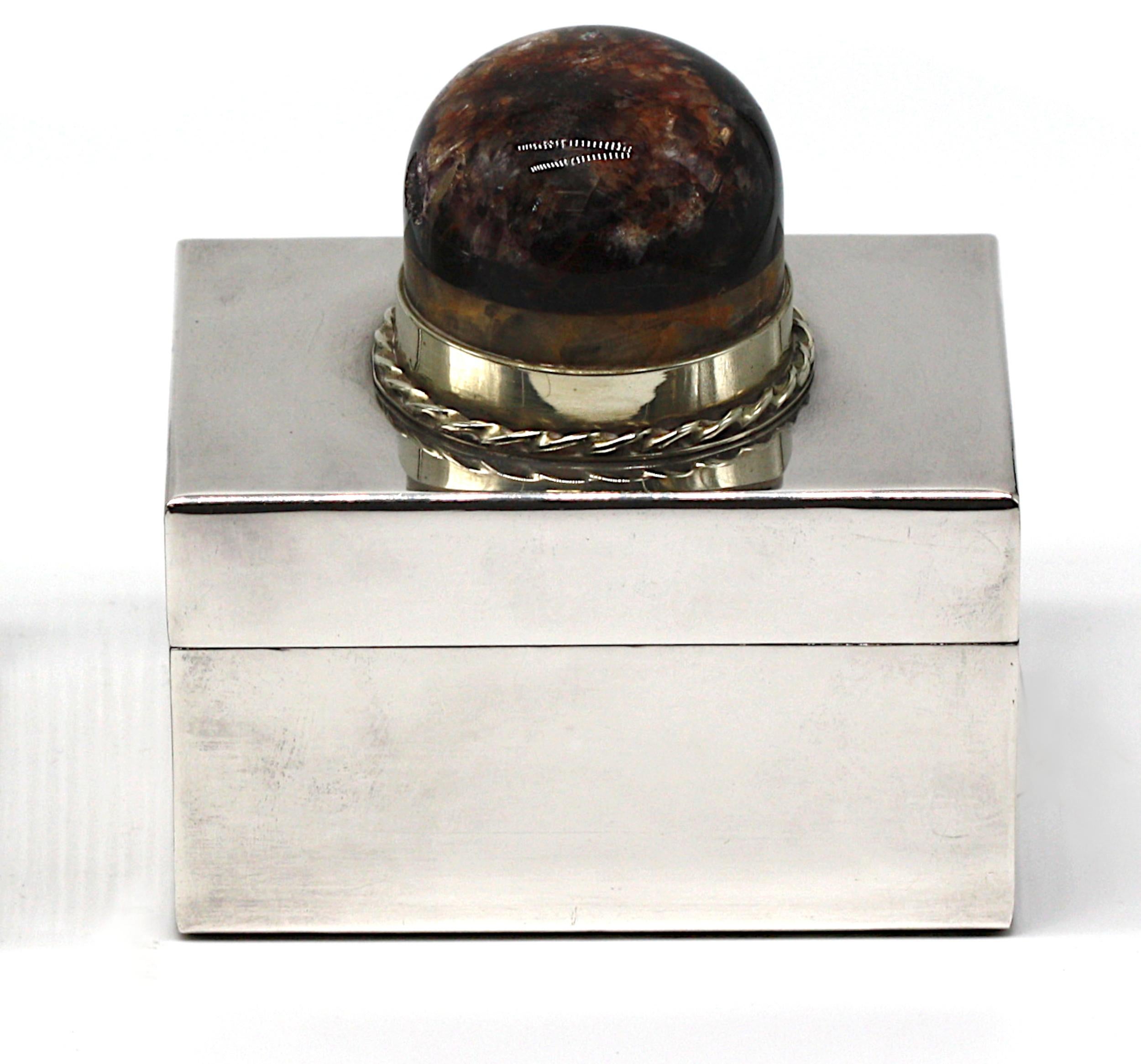 
J. Anthony Redmile Derbyshire Spar Mtd. Scatola in argento
Inglese, firmato Redmile London. Rettangolare, con il coperchio incernierato e montato con una sfera di scintille del Derbyshire.
Altezza 5,5 pollici, Larghezza 5 pollici, Profondità 3,5