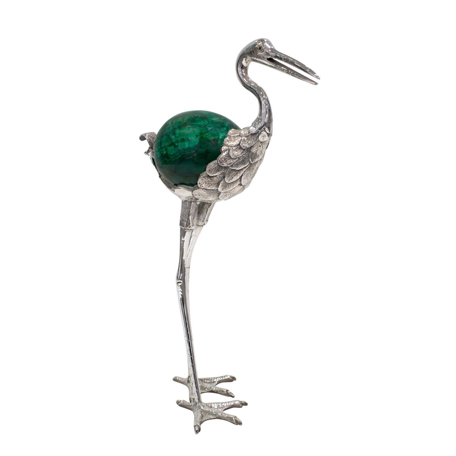 Escultura de garza bellamente elaborada en aluminio pulido con orbe de malaquita incrustado y ojos de cristal por J. Antony Redmile, Inglaterra, años 70 (Firmada 