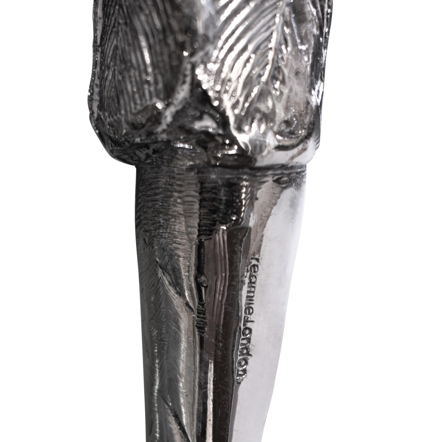 J. Antony Redmile Escultura de garza exótica con orbe de malaquita incrustado Años 70 (Firmada) Aluminio en venta