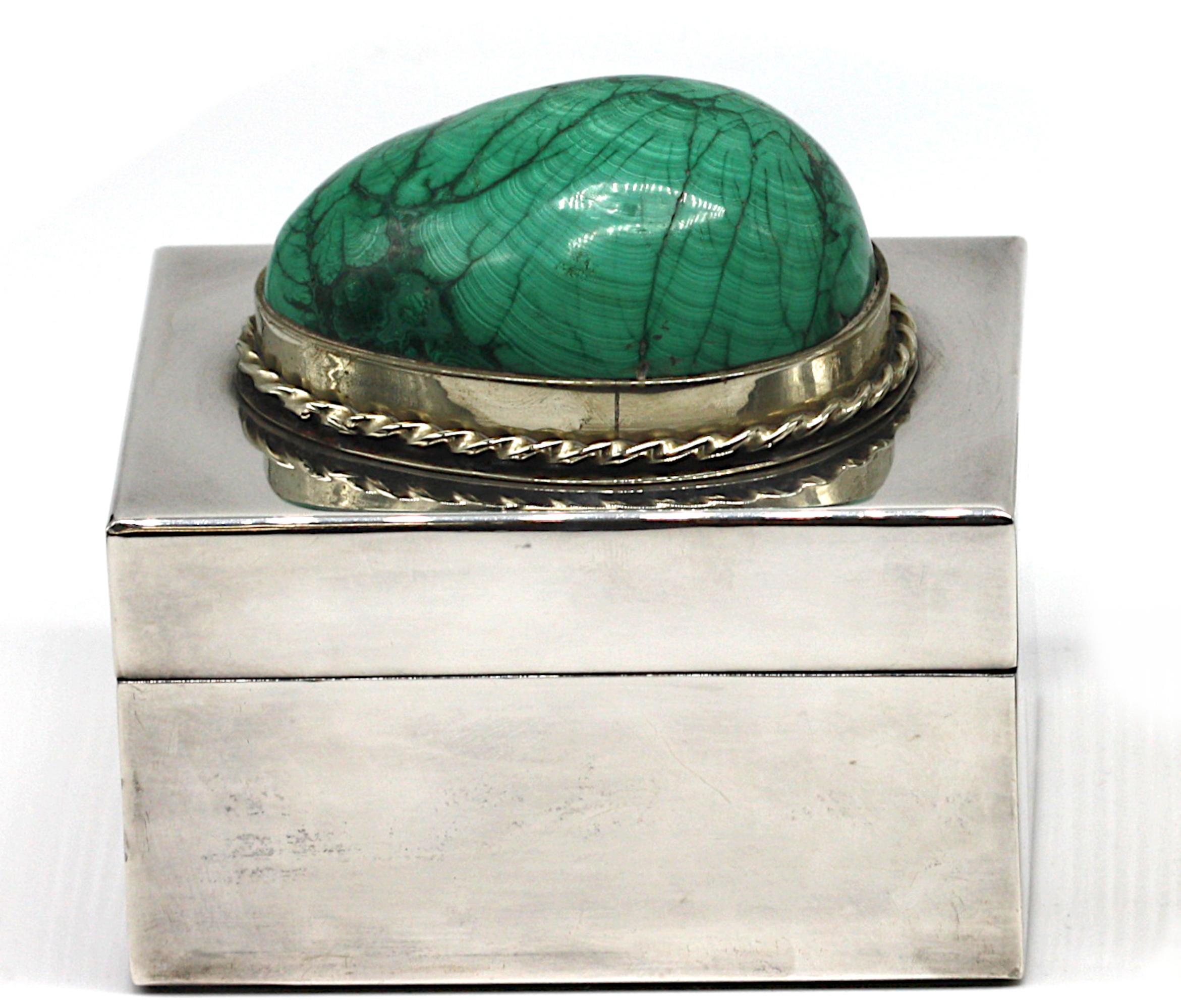 
J. Anthony Redmile Malachite Mtd. Scatola in argento
Inglese, firmato Redmile London. Rettangolare, il coperchio incernierato e montato con un uovo di malachite.
Altezza 5 pollici, Larghezza 5 pollici, Profondità 3,5 pollici.
Rapporto sulle