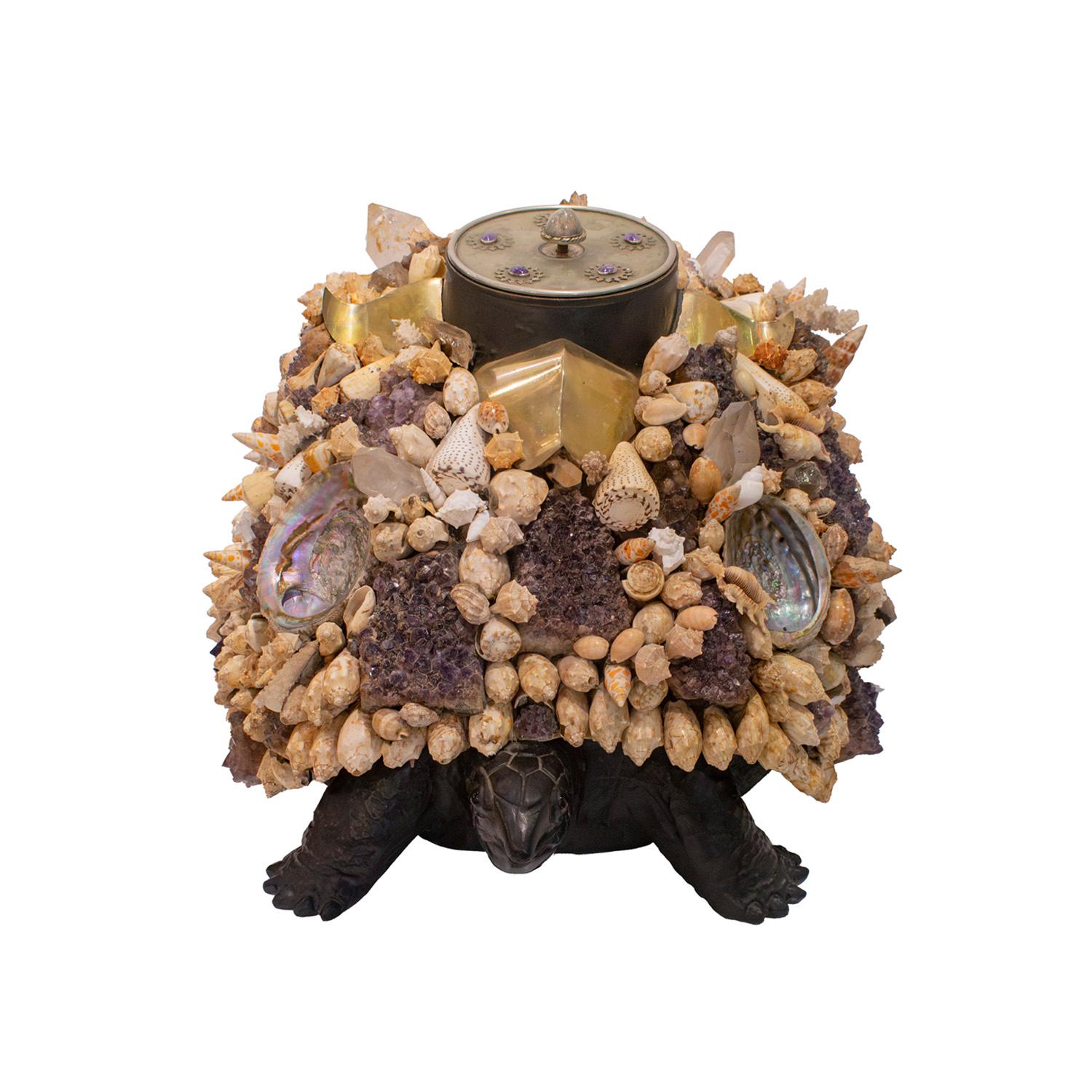 Rare et unique table basse avec une grande tortue en bois sculptée à la main et ornée de superbes coquillages, d'agates polies, de cristaux d'améthyste et de quartz, de corail et d'accents en laiton, avec un plateau supérieur plaqué argent