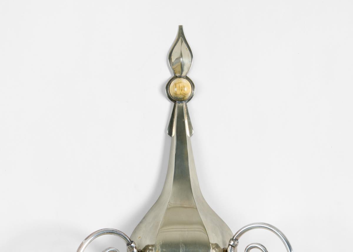 J. Antony Redmile, Zweistöckiger Wandleuchter aus Aluminium und Eier, UK, 1970er Jahre (Ende des 20. Jahrhunderts) im Angebot