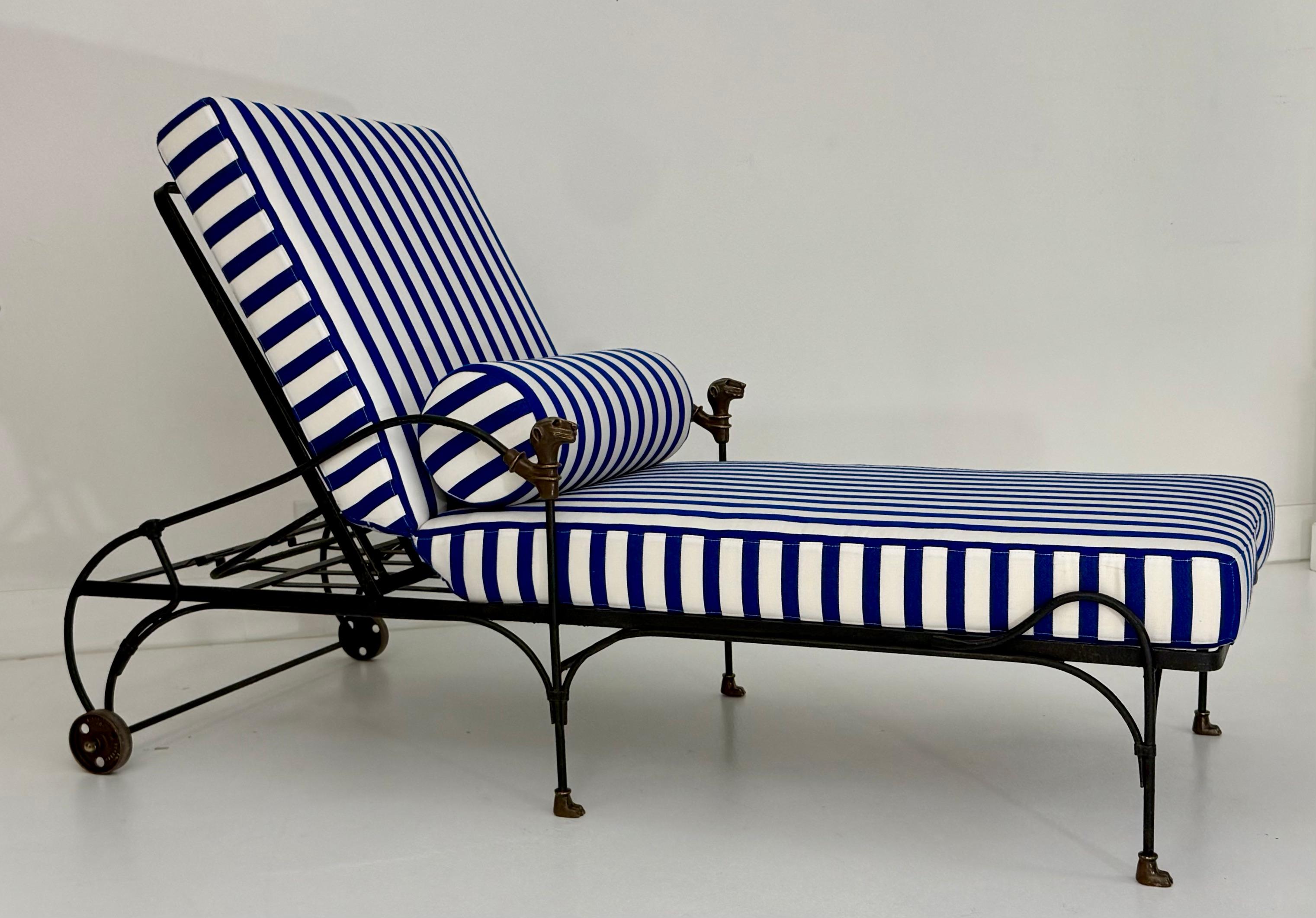 Un'eccezionale chaise longue di J-Art I. Co. con sede a Los Angeles, California, che unisce l'artigianato con influenze stilistiche che ricordano Diego Giacometti. La struttura in ferro battuto è al tempo stesso scultorea e raffinata, con eleganti