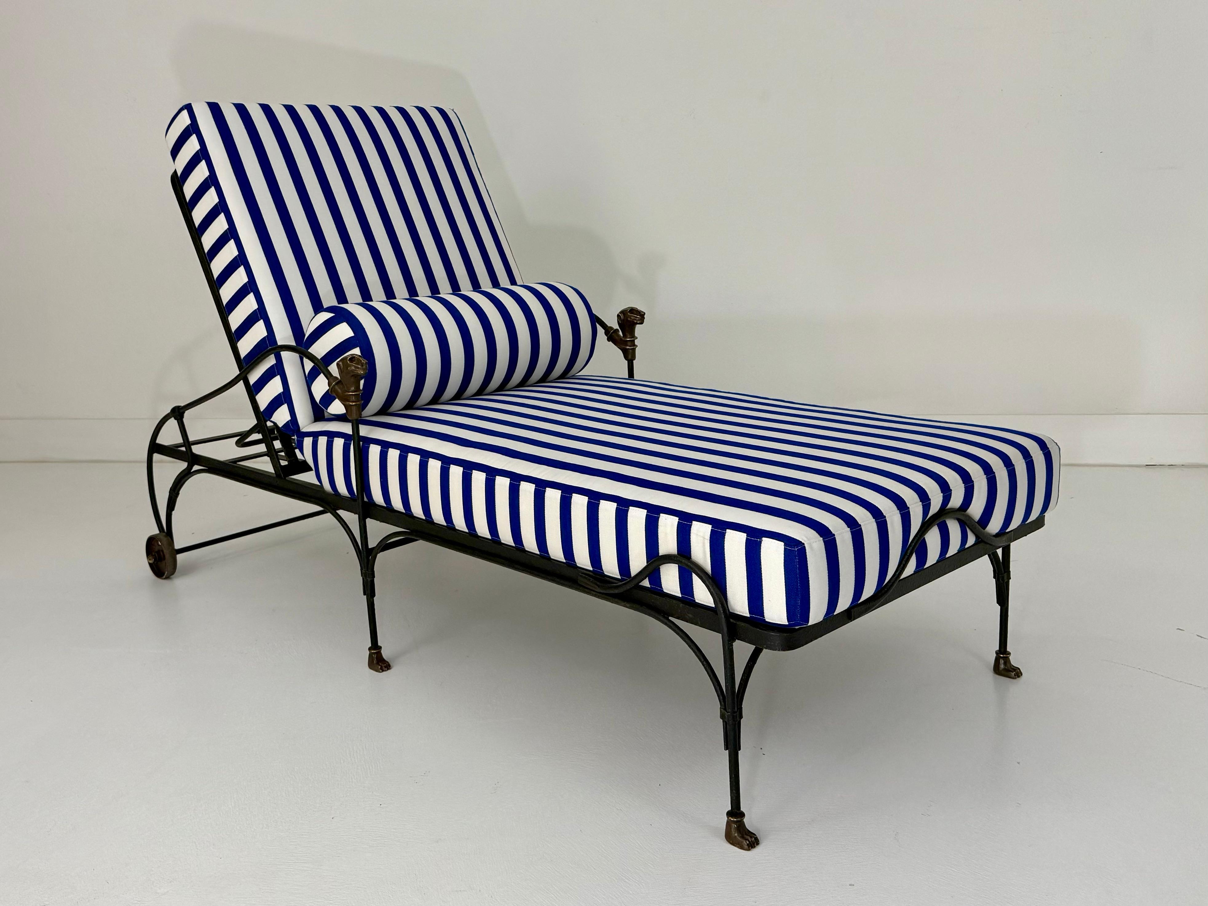 Mid-Century moderno J-Art Iron Co. Chaise Lounge, Teste di pantera in bronzo, 4 disponibili in vendita