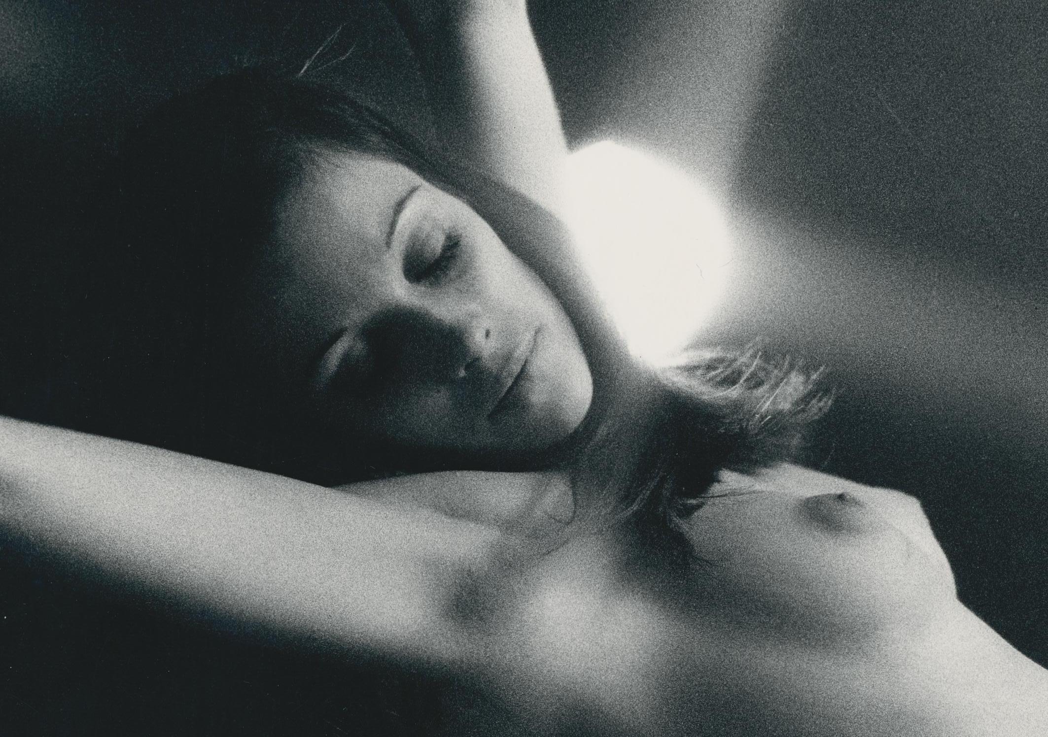 Nu, femme, posant, photographie en noir et blanc, 18, 9 x 15, 3 cm - Photograph de J. Barry O'Rourke