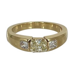 J. Anello a tre pietre con diamante radiante giallo chiaro Fancy Birnbach da 0,55 carati