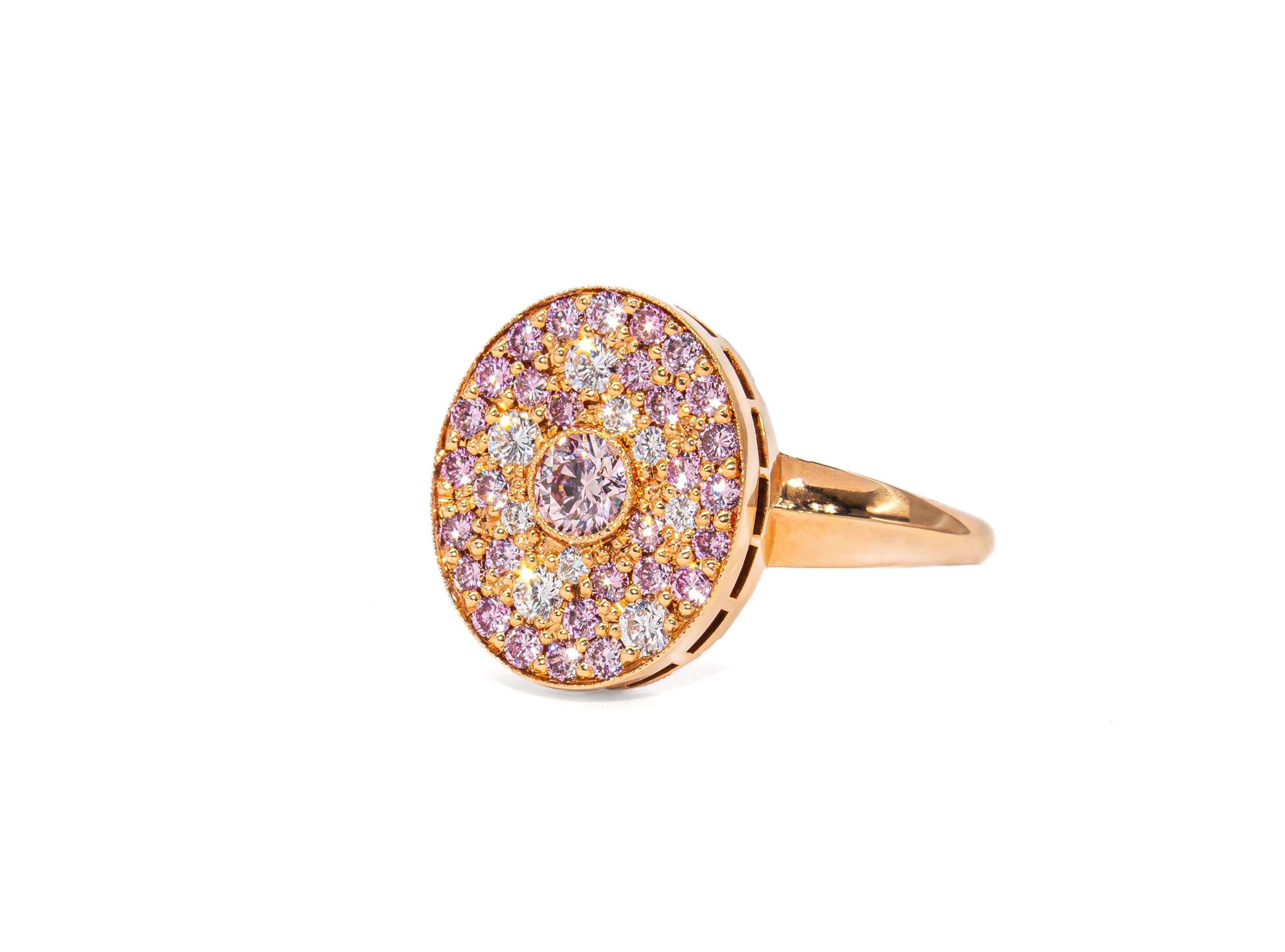 Questo esclusivo anello con sigillo in oro rosa 18 carati unisce la forma classica a un tocco contemporaneo. Con 0,16 carati di pavé di diamanti bianchi brillanti rotondi e 32 brillanti rotondi rosa per un totale di 0,57 carati, questo anello unisce