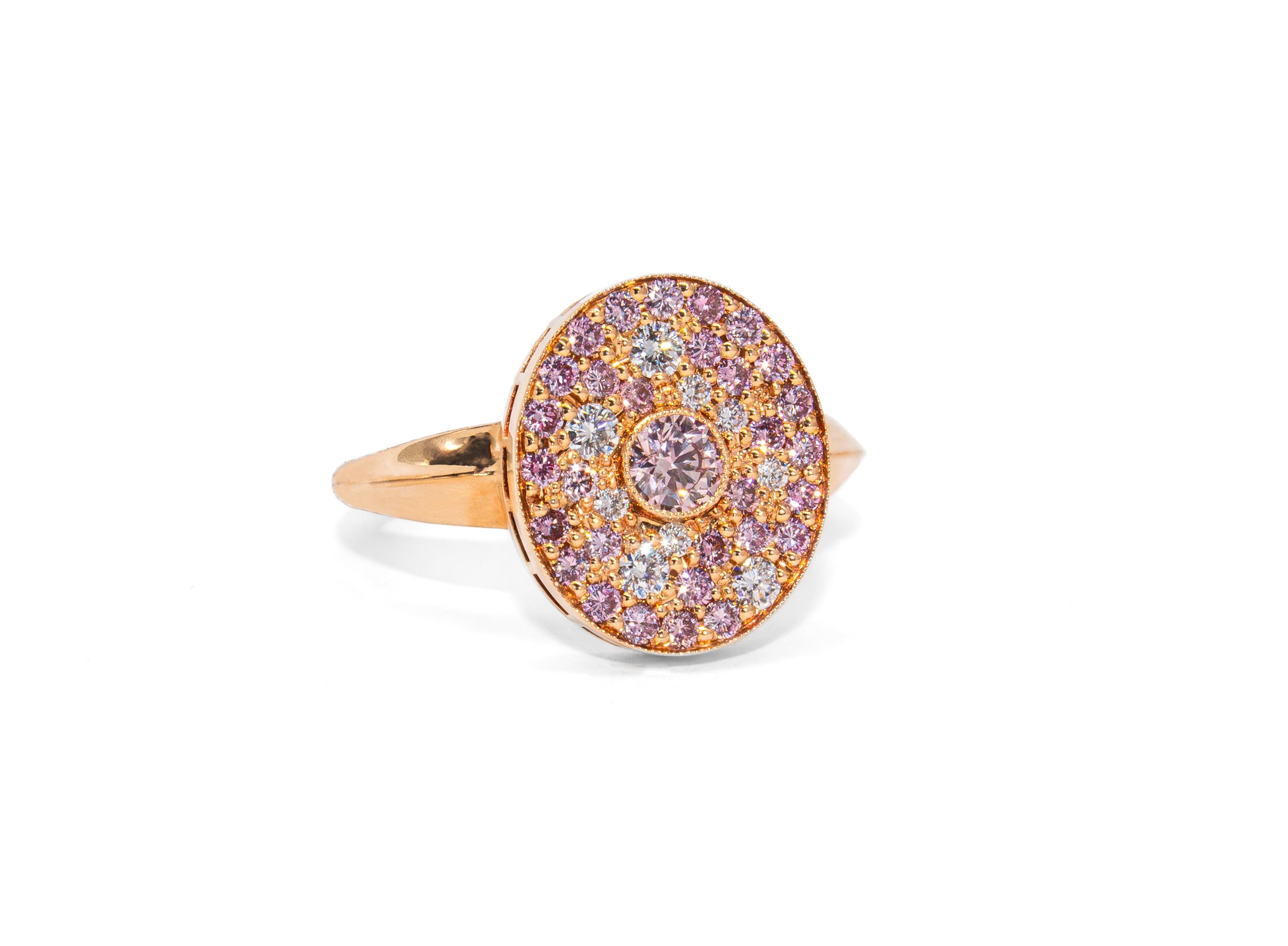 Contemporaneo J. Birnbach 0,73 Carati Totale Fancy Pink e White Pave Diamond Signet Ring in vendita
