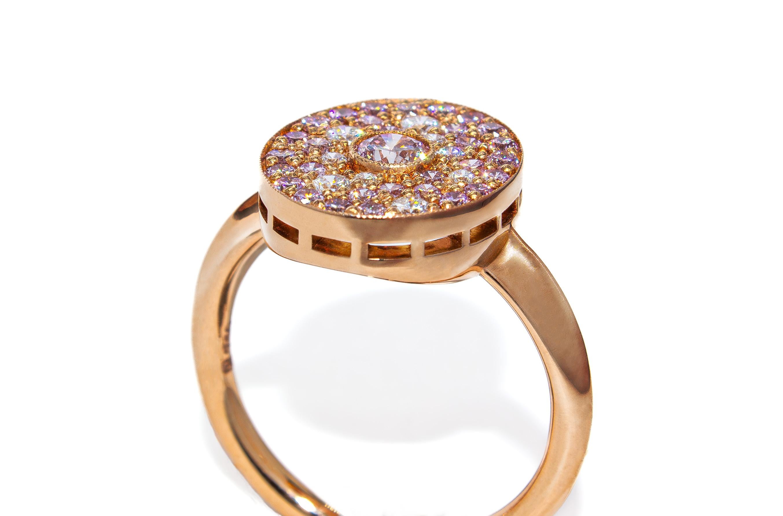 Taglio rotondo J. Birnbach 0,73 Carati Totale Fancy Pink e White Pave Diamond Signet Ring in vendita