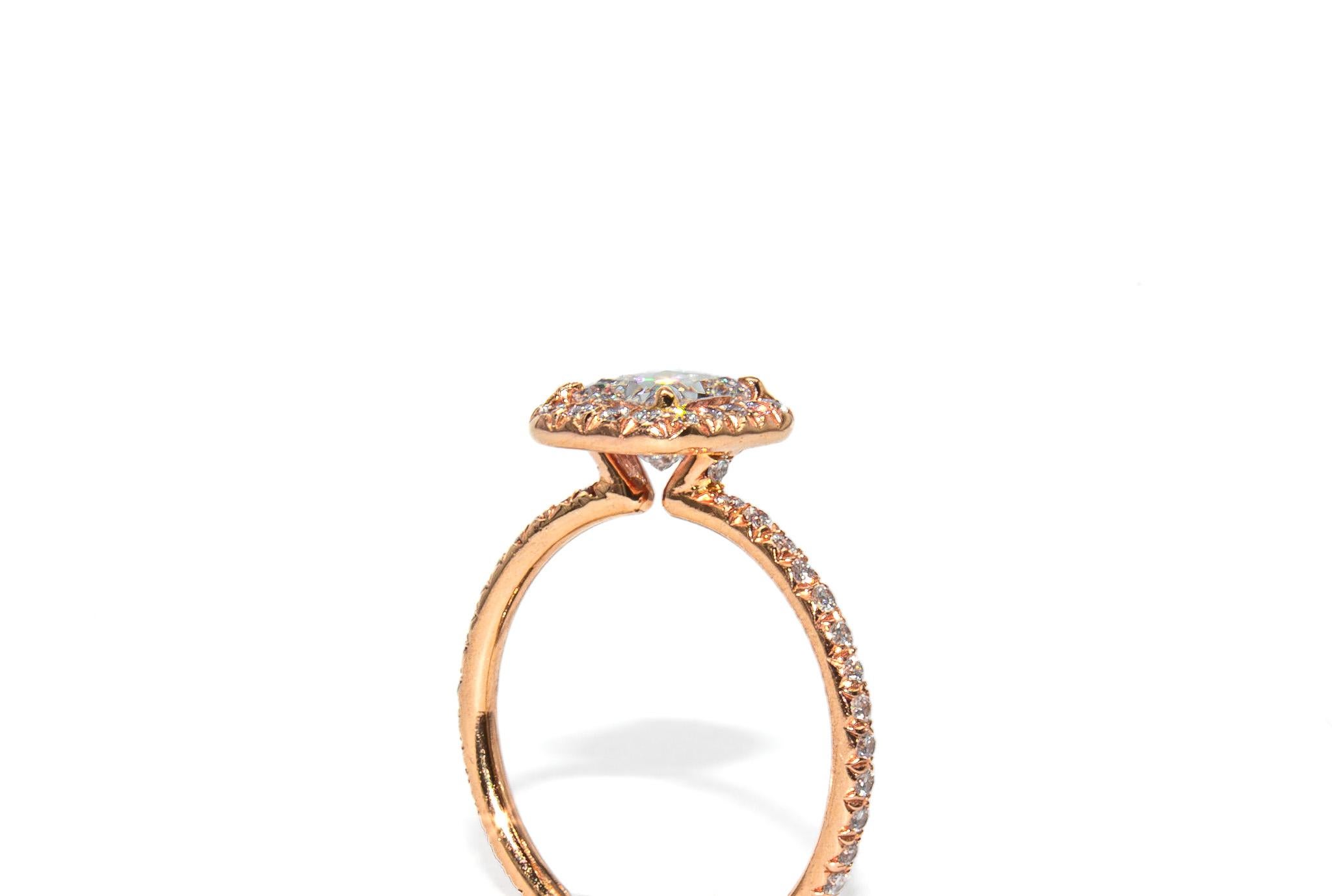 J. Birnbach Bague de fiançailles en or rose avec halo coussin allongé de 0,92 carat Neuf - En vente à New York, NY