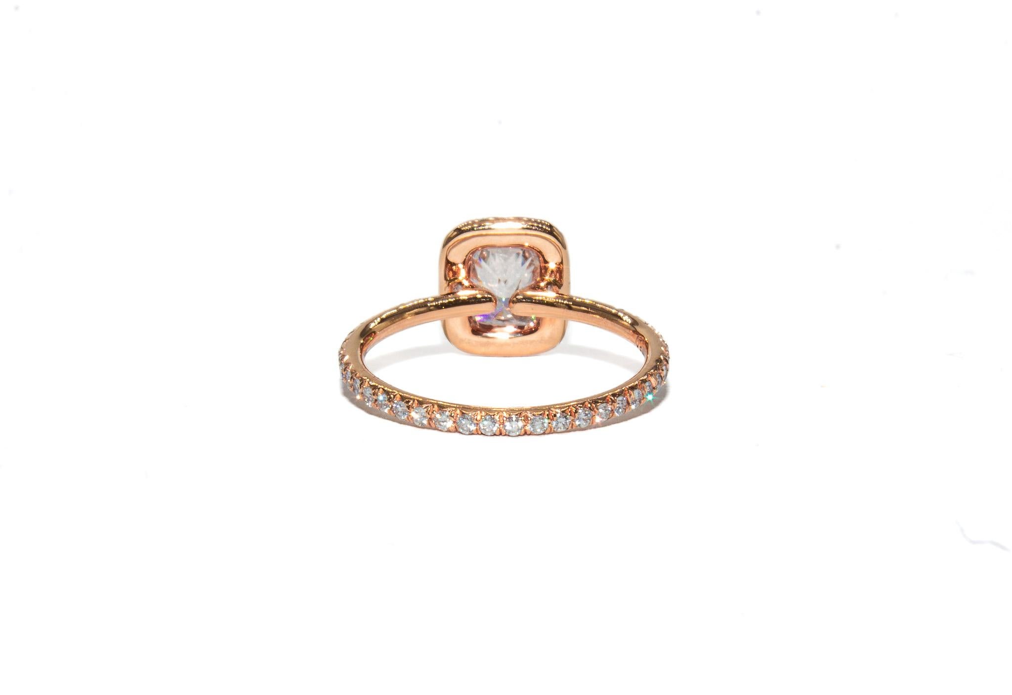 J. Birnbach Bague de fiançailles en or rose avec halo coussin allongé de 0,92 carat en vente 1