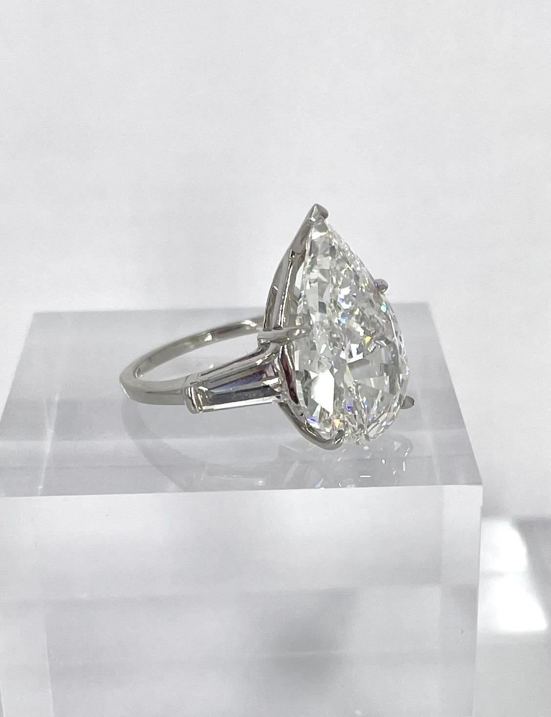 Cette bague en diamant poire de 10,03 carats avec baguettes effilées est une exécution étonnante d'un style intemporel qui fera tourner les têtes ! L'impressionnant diamant central est classé par la GIA comme étant de couleur F et de pureté VS1. Un