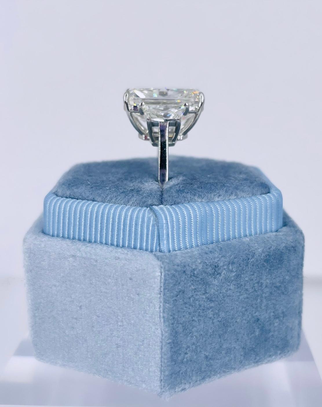 J. Birnbach 10,03 ct Radiant Diamant Verlobungsring mit trapezförmigen Seitensteinen im Zustand „Neu“ im Angebot in New York, NY