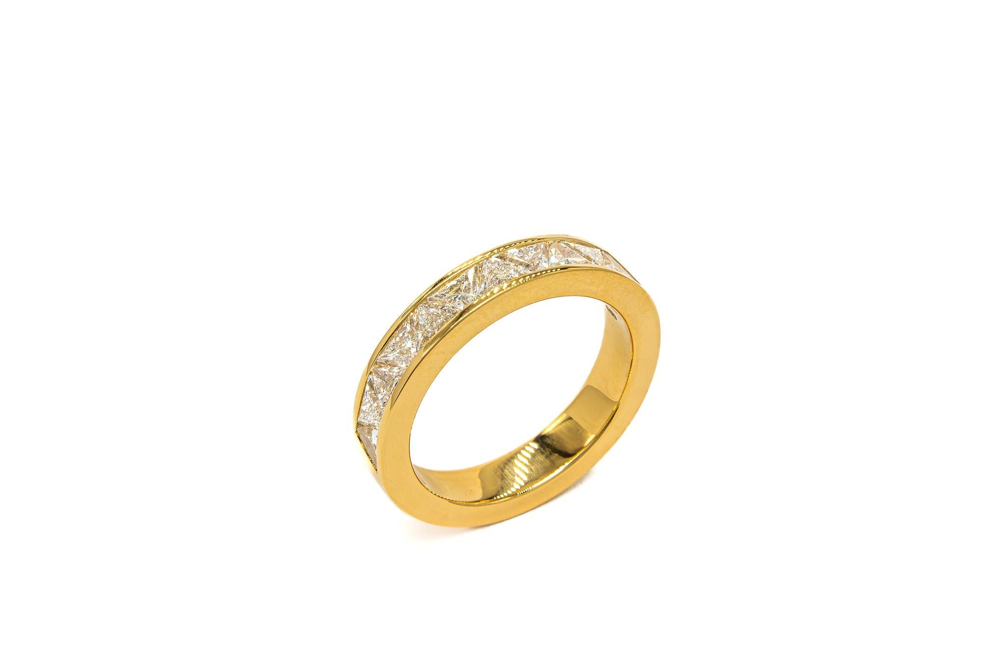 J. Birnbach Anello a mezza eternità con diamante taglio trilione incastonato a canale da 1,07 carati totali in vendita 1