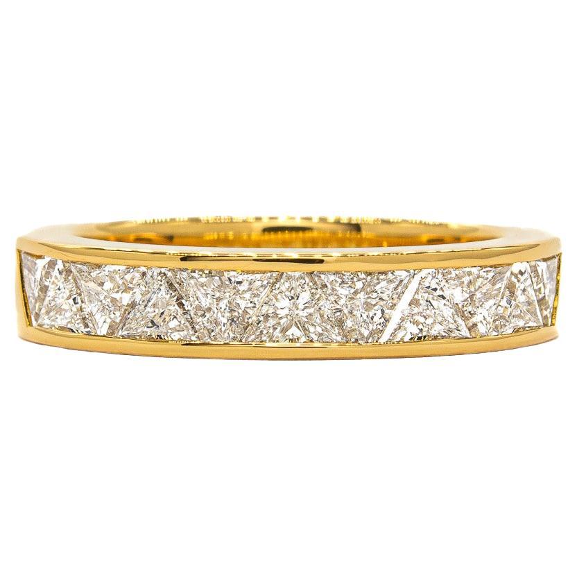J. Birnbach Anello a mezza eternità con diamante taglio trilione incastonato a canale da 1,07 carati totali in vendita