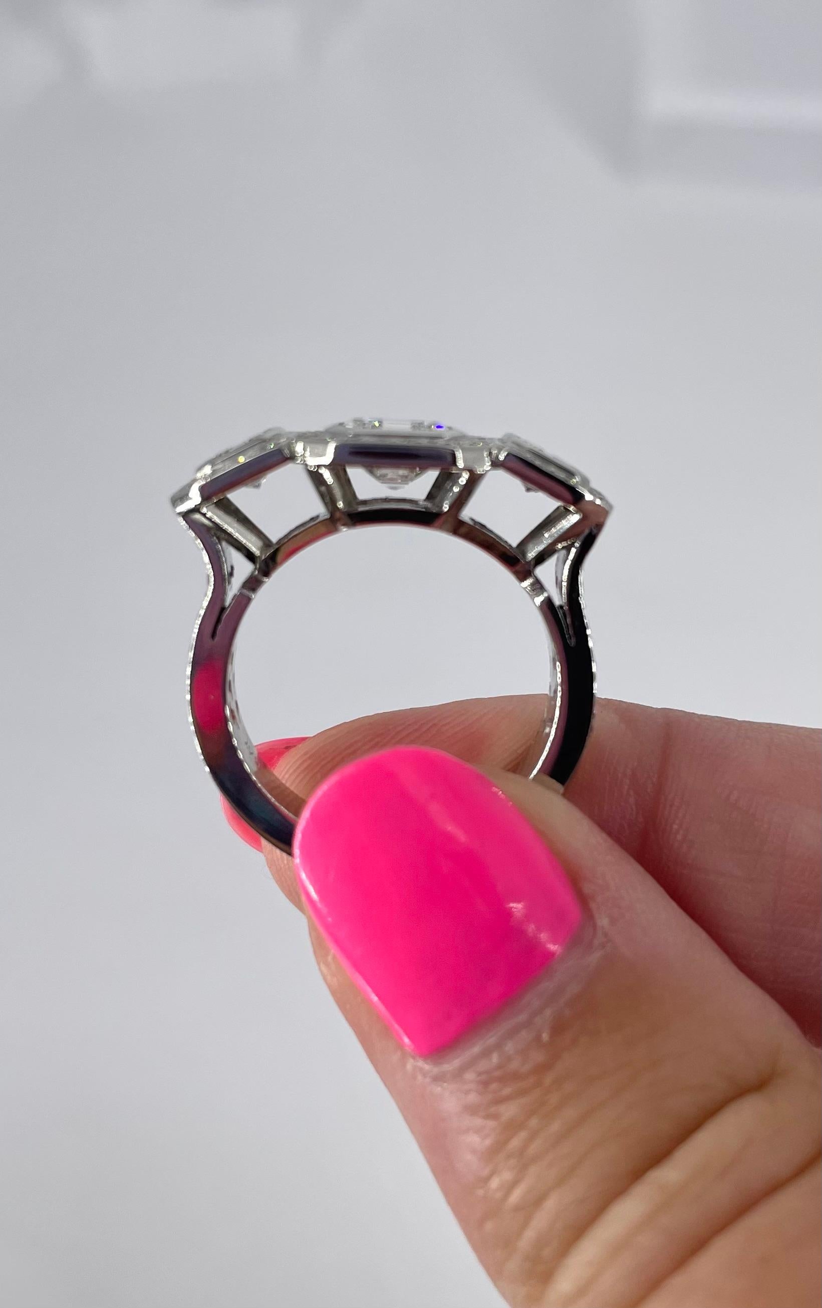 Donna J. Birnbach Anello a tre pietre con diamante taglio Asscher da 1,10 carati e aureola in vendita