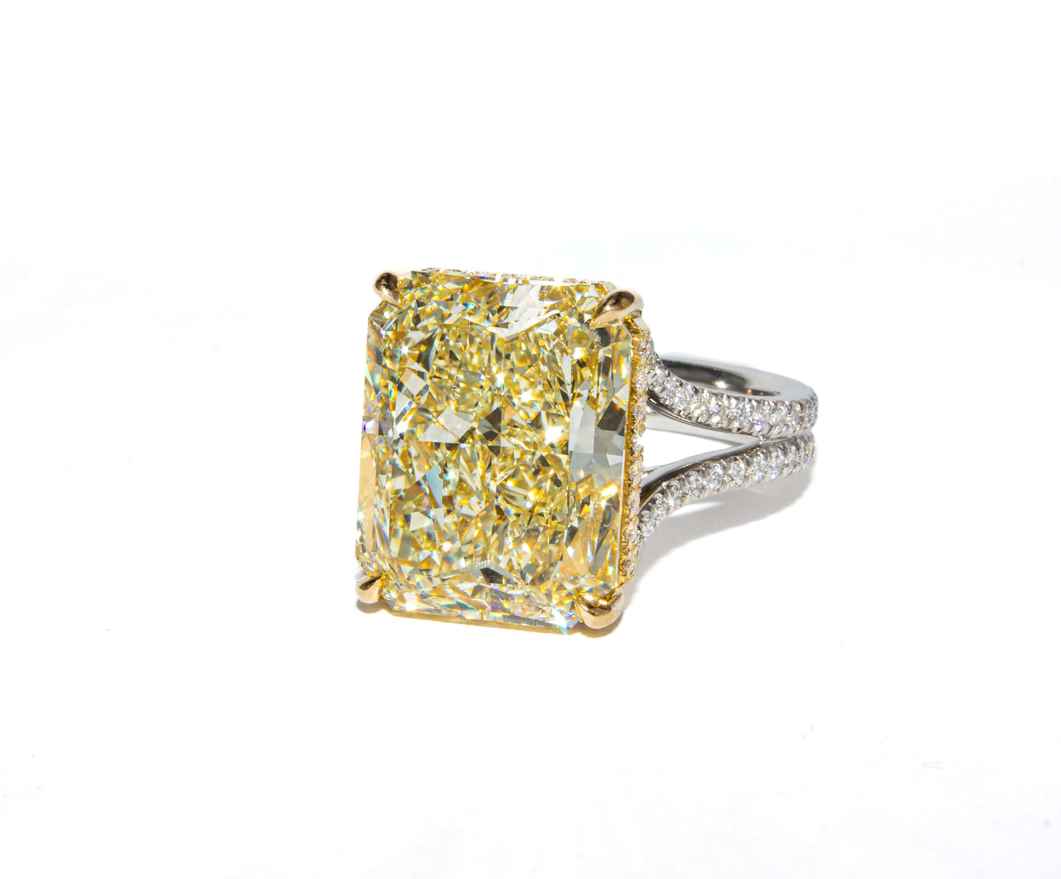 Questo straordinario anello in platino e oro giallo 18 carati sfoggia un magnifico diamante a taglio radiante da 11,17 carati, certificato da GIA come Fancy Light Yellow con purezza VS1. La tonalità solare della pietra centrale è splendidamente