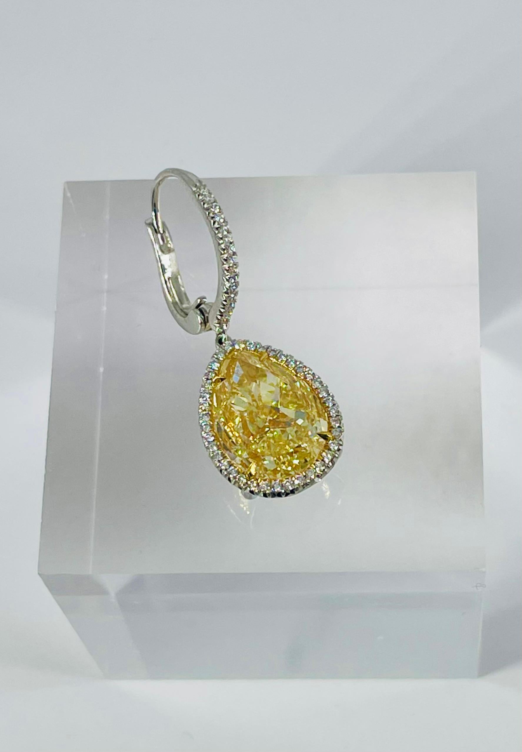 J. Birnbach 12,75 Karat Ausgefallene gelbe birnenförmige Diamant-Tropfen-Ohrringe mit Halo (Tropfenschliff) im Angebot