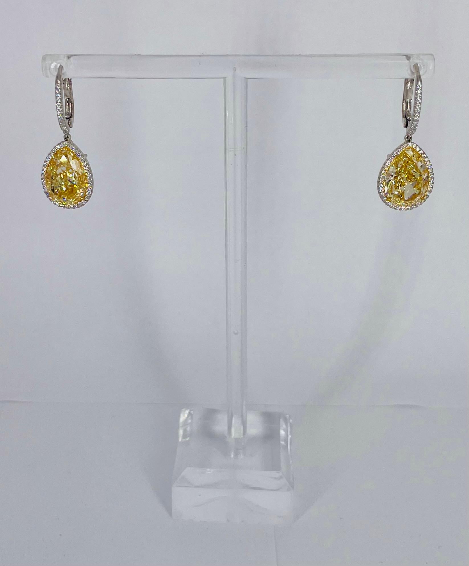 J. Birnbach 12,75 Karat Ausgefallene gelbe birnenförmige Diamant-Tropfen-Ohrringe mit Halo im Zustand „Neu“ im Angebot in New York, NY