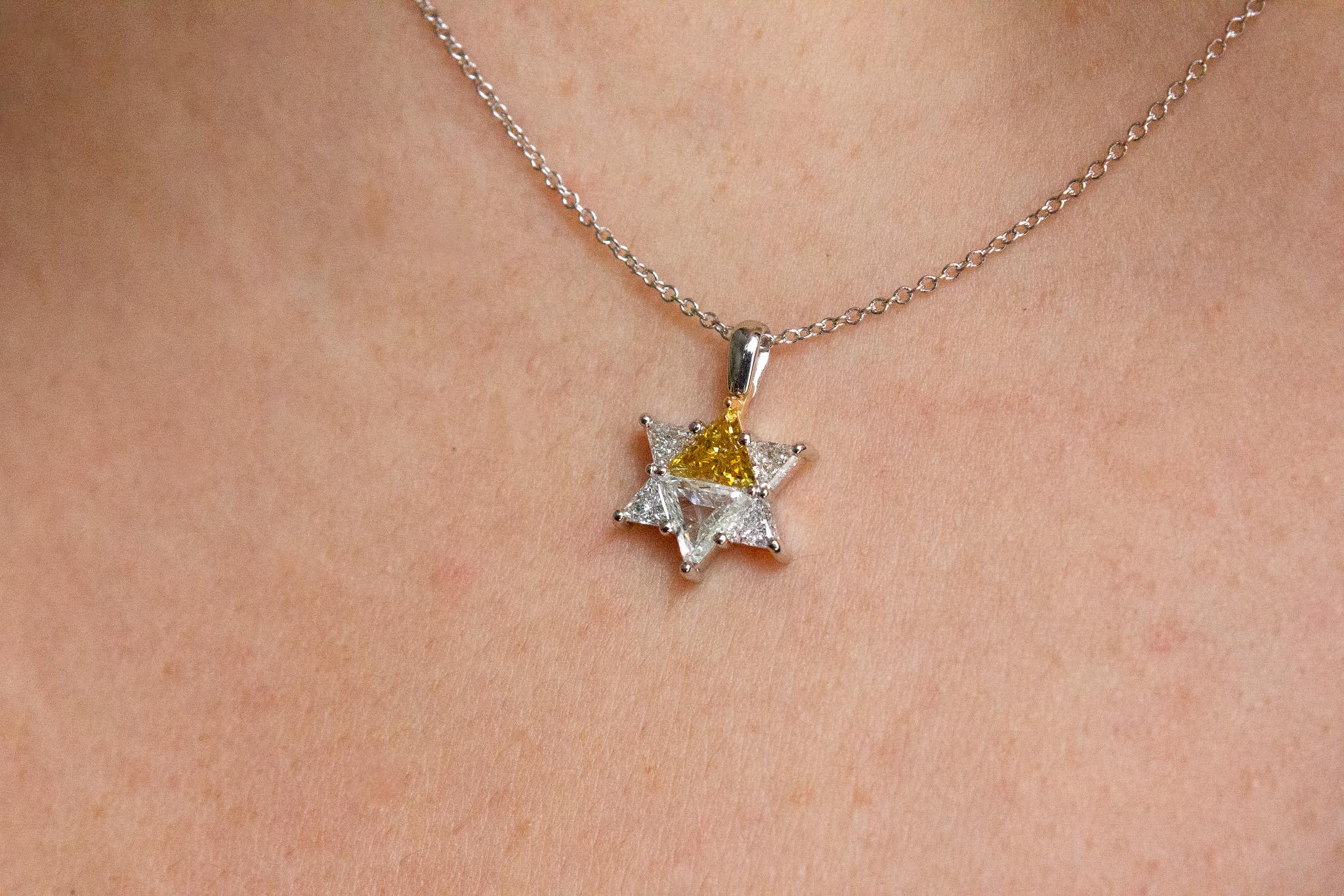 Taglio trillion J. Ciondolo Stella di David con diamante giallo e bianco da 1,36 carati totali di Birnbach in vendita