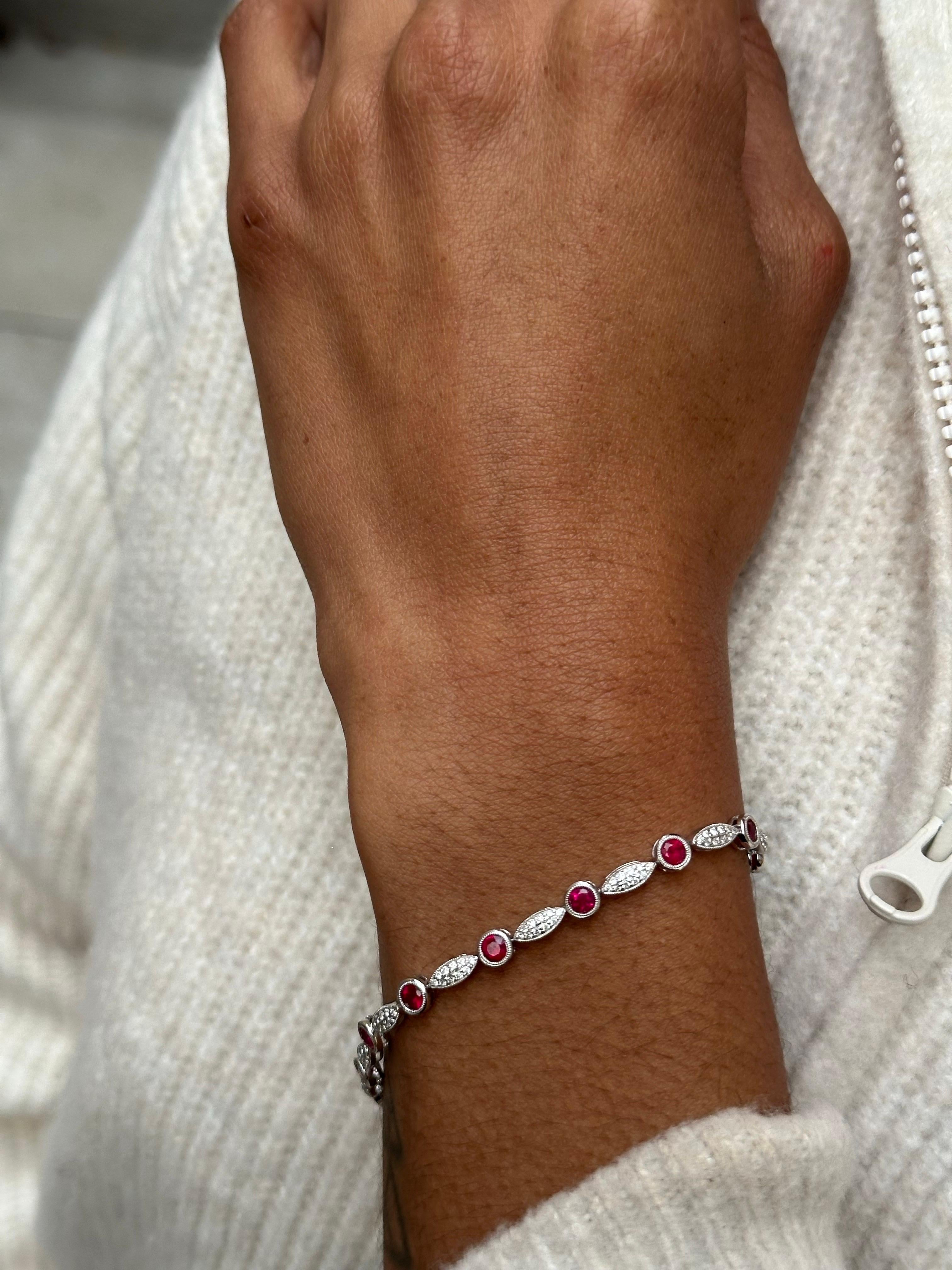 Taglio rotondo J. Birnbach Bracciale in oro bianco 14K con rubini e diamanti in vendita