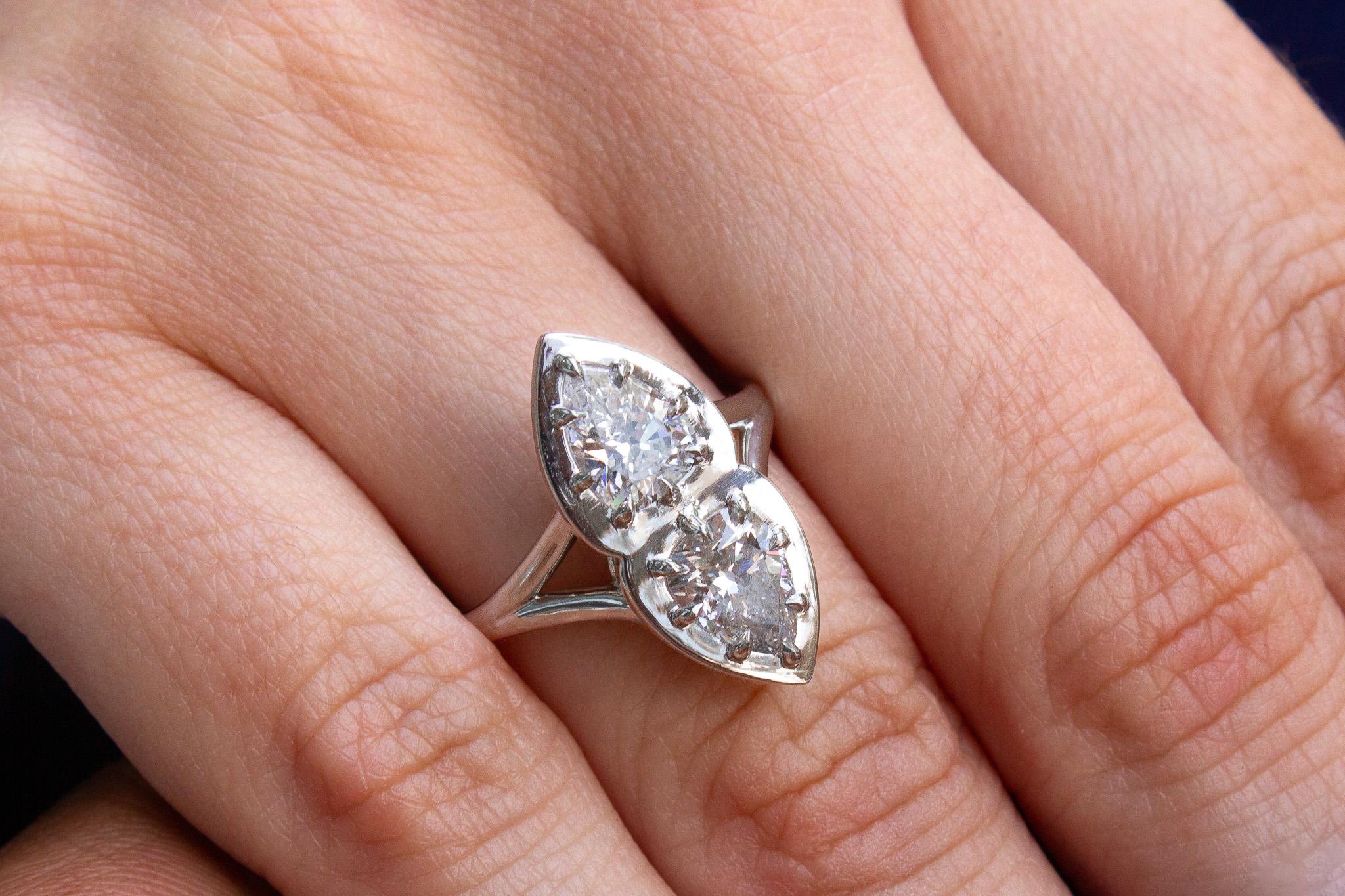 L'élégance classique est au rendez-vous avec cette bague Toi et Moi en platine de J. Birnbach, ornée de 1,64 carats de diamants antiques en forme de poire. Ce modèle unique met en valeur deux magnifiques diamants de couleur H - I et de pureté SI,