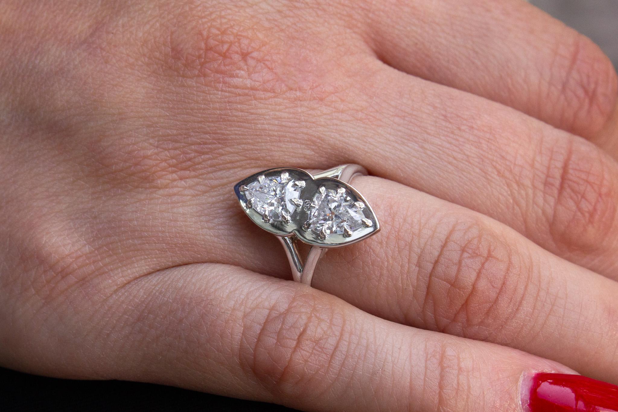 Contemporain J. Birnbach, bague Toi et Moi en platine avec diamants poire anciens de 1,64 carat au total en vente