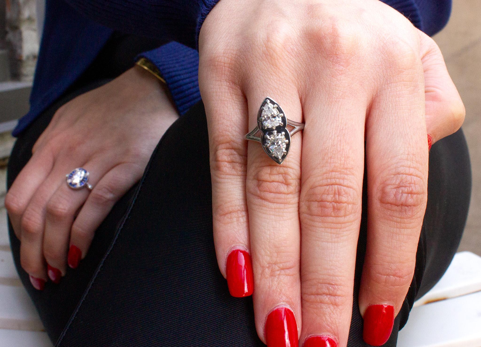 Taille poire J. Birnbach, bague Toi et Moi en platine avec diamants poire anciens de 1,64 carat au total en vente