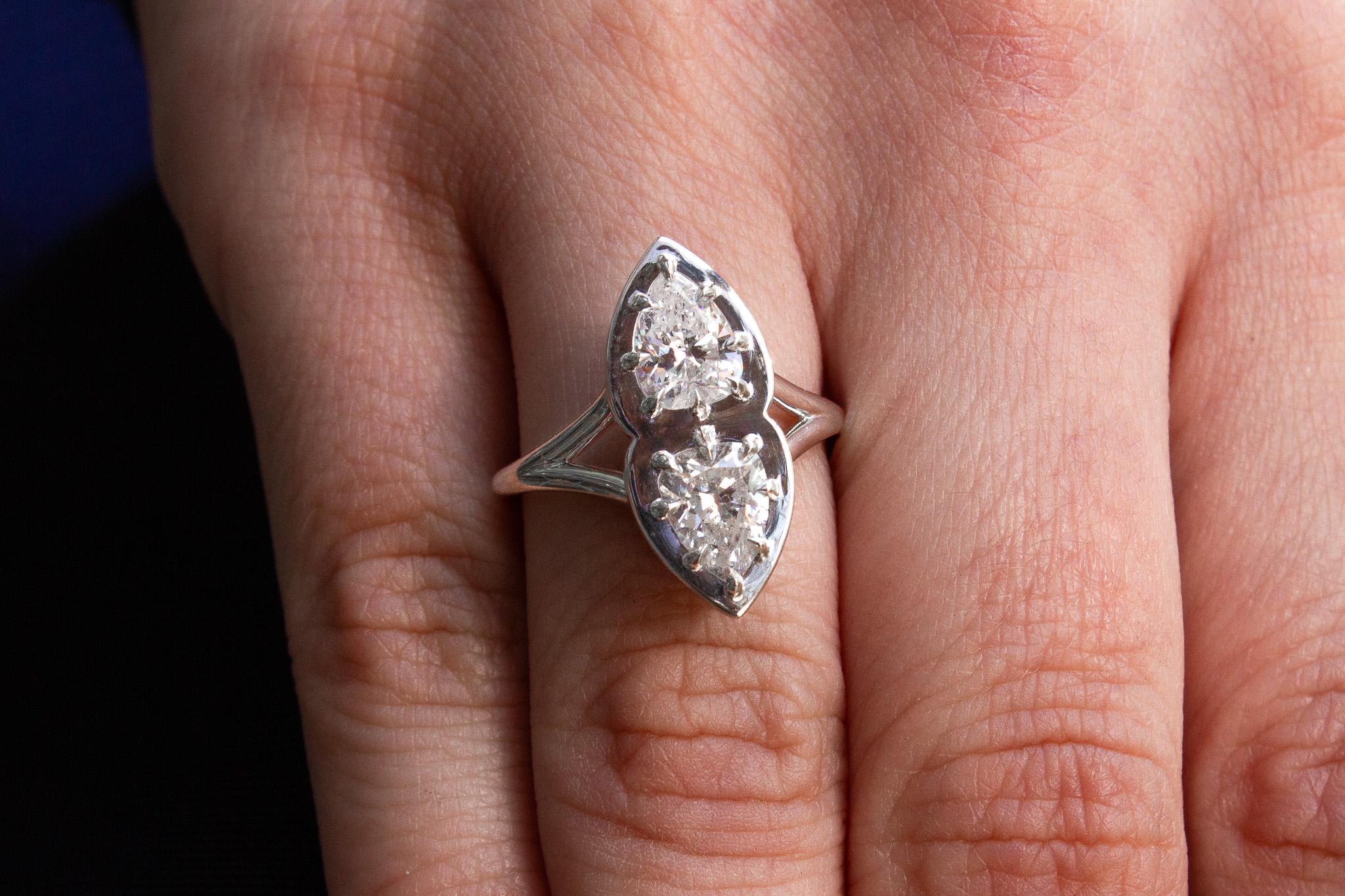 J. Birnbach, bague Toi et Moi en platine avec diamants poire anciens de 1,64 carat au total Neuf - En vente à New York, NY