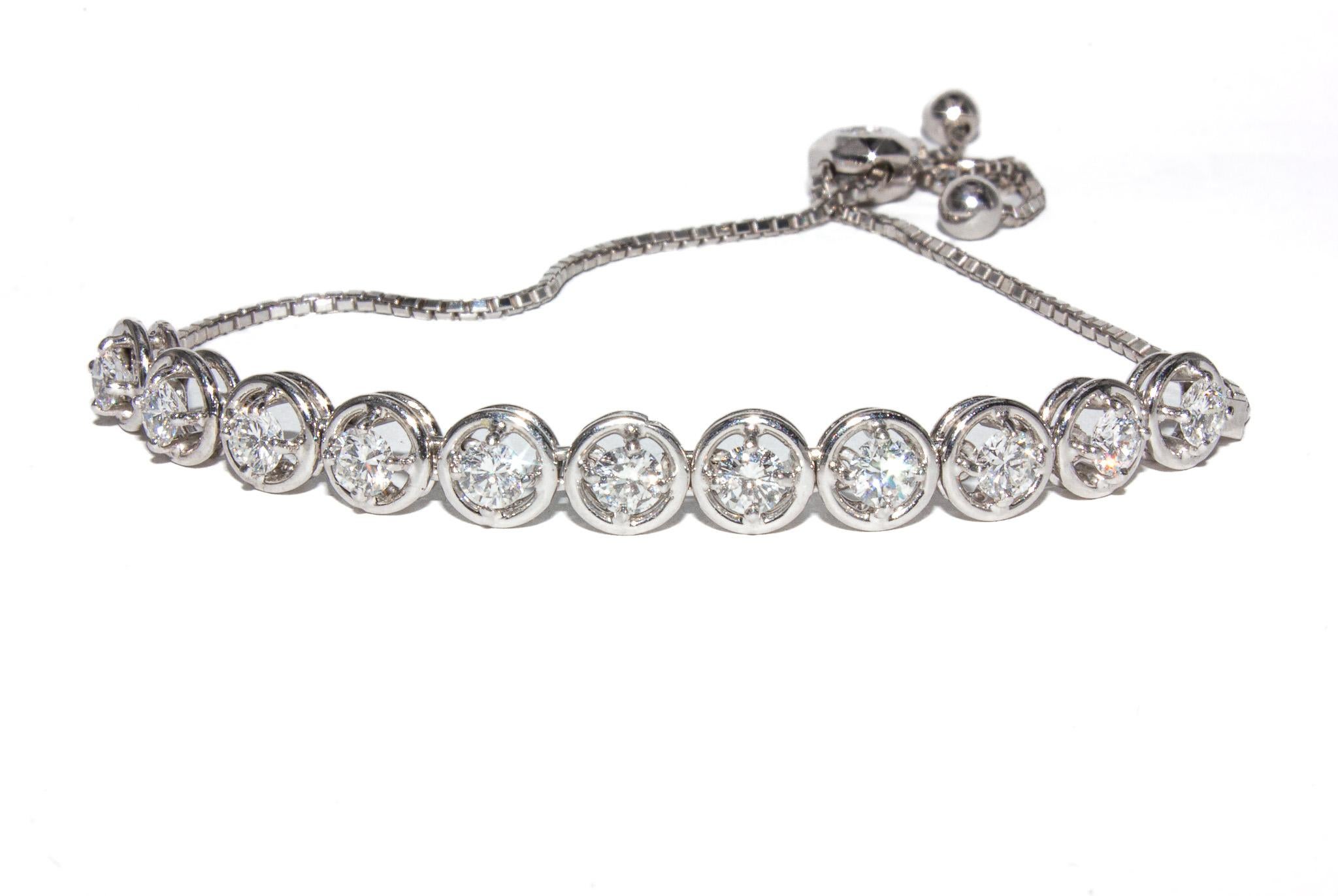 Questo elegante bracciale bolo in oro bianco 14K e platino è un'aggiunta versatile e moderna a qualsiasi collezione di gioielli. Con undici diamanti tondi taglio brillante incastonati per un totale di 1,67 carati, il bracciale brilla con una