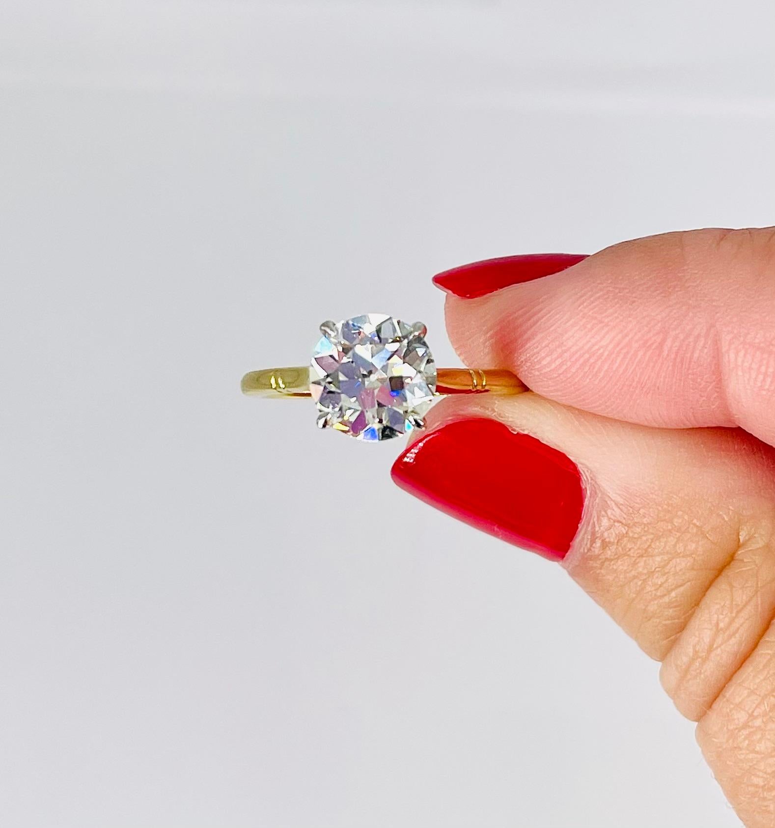 Cette magnifique bague de fiançailles solitaire est une pièce intemporelle et romantique. Le diamant antique de taille européenne de 1,79 carat est une trouvaille rare qui restera dans les mémoires pendant des années. Le diamant est certifié par le