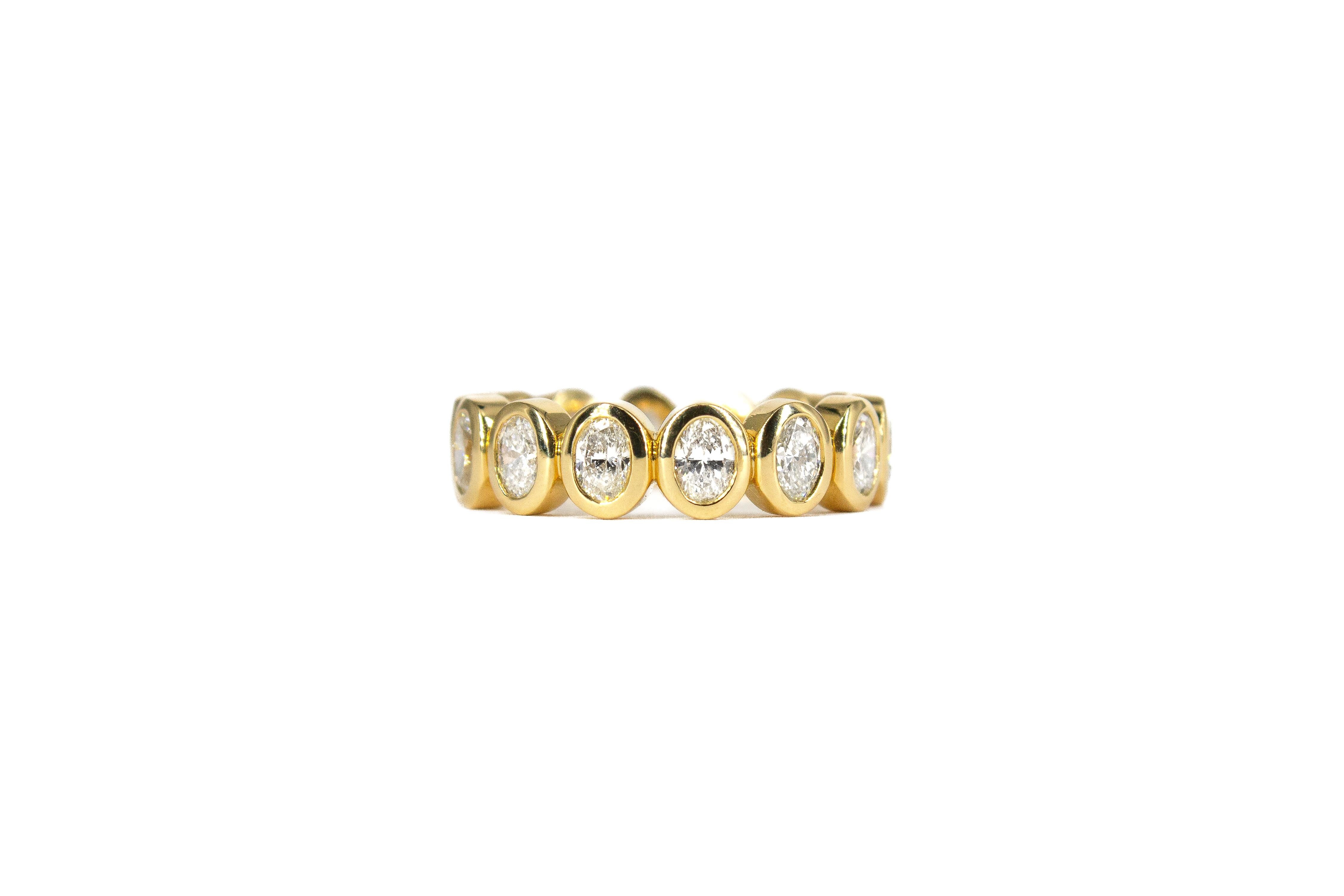 Celebra la elegancia eterna con este impresionante Anillo de Eternidad Completa de Diamantes Ovalados de Oro Amarillo de 18 quilates, con un total de 2,05 quilates de brillantes diamantes ovalados. Cada diamante de talla oval está meticulosamente