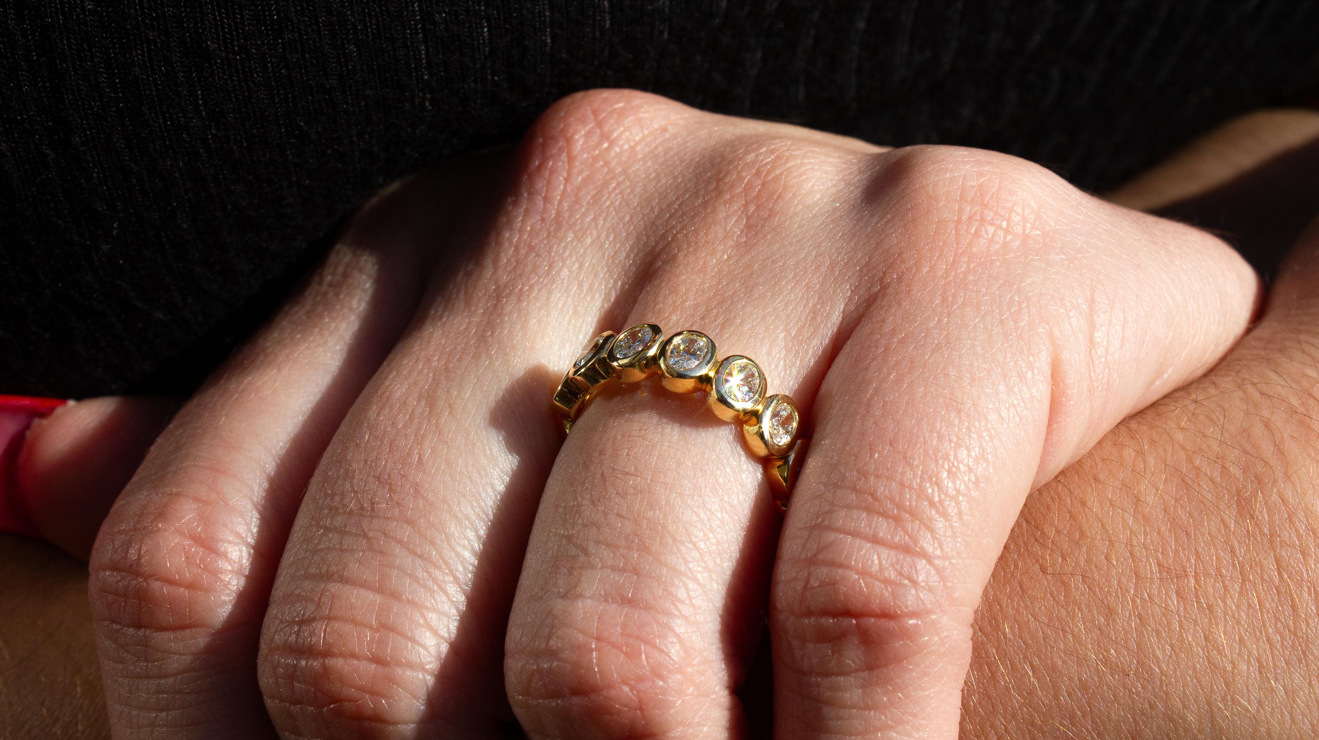 J. Birnbach Anillo de oro amarillo de 18 quilates con diamante ovalado total de 2,05 quilates en venta 1