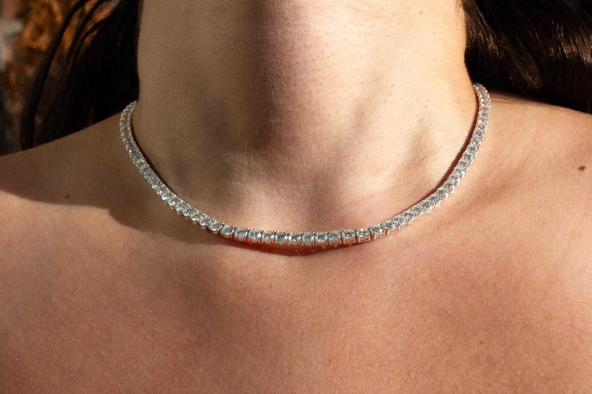 Werten Sie jeden Look mit unserer atemberaubenden J. Birnbach 19.96 Karat Diamant-Tennis-Halskette auf. Das aus 18 Karat Weißgold handgefertigte Schmuckstück verfügt über 105 sorgfältig gefasste runde Brillanten, die mit unvergleichlicher Brillanz